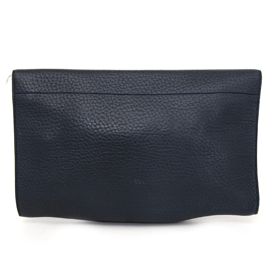 Authentieke Delvaux donkerblauwe clutch voor de juiste prijs bij LabelLOV vintage webshop. Delvaux Dark Blue Clutch. Veilig online winkelen. Luxe, vintage, mode. Antwerpen, België.