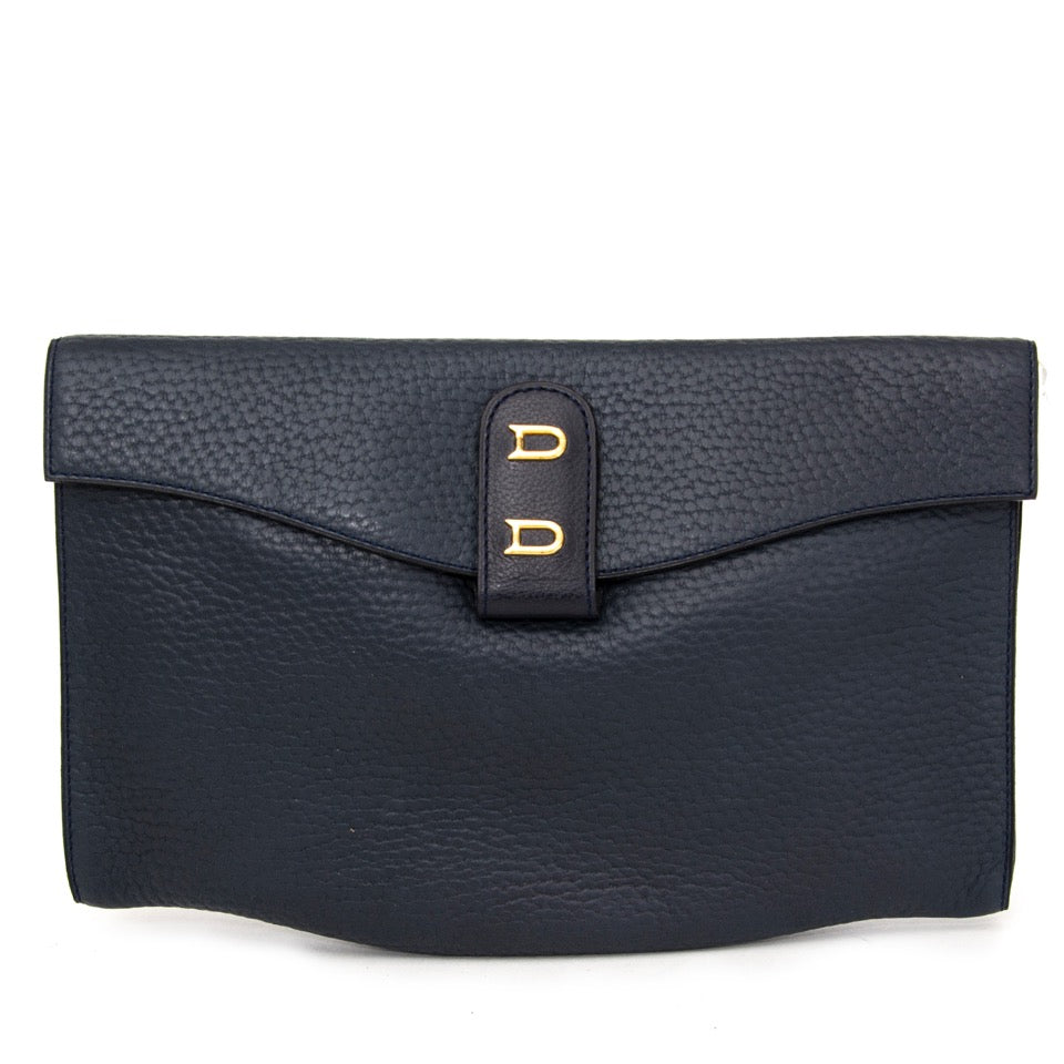 Authentieke Delvaux donkerblauwe clutch voor de juiste prijs bij LabelLOV vintage webshop. Delvaux Dark Blue Clutch. Veilig online winkelen. Luxe, vintage, mode. Antwerpen, België.