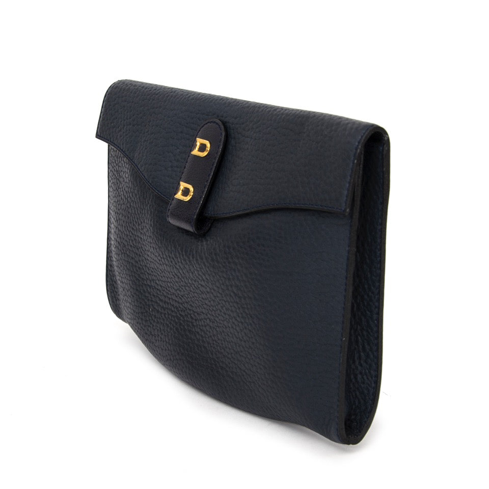 Authentieke Delvaux donkerblauwe clutch voor de juiste prijs bij LabelLOV vintage webshop. Delvaux Dark Blue Clutch. Veilig online winkelen. Luxe, vintage, mode. Antwerpen, België.