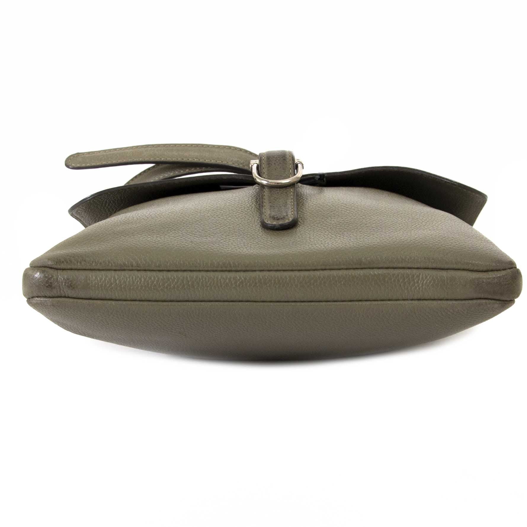 Delvaux Olive Green Trotteur Crossbody sac à vendre seconde-à-main à labellov vintage webshop de mode belgique