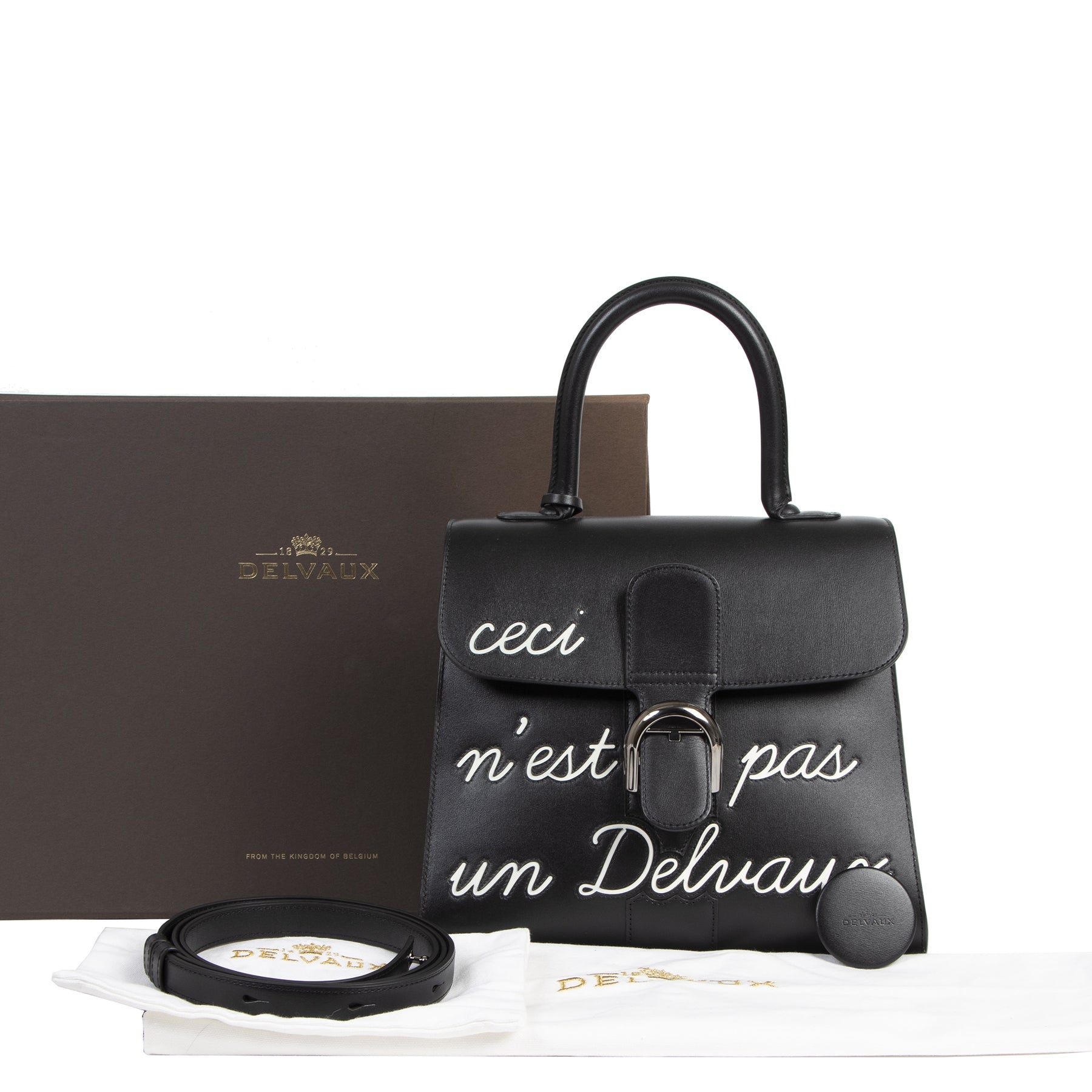 Buy authentic secondhand As New Delvaux L'Humour Brillant MM 'Ceci N'est Pas Un Delvaux' Limited Edition at the right price at LabelLOV vintage webshop. Safe and secure online shopping. Koop authentieke tweedehands VAs New Delvaux L'Humour Brillant MM 'Ce