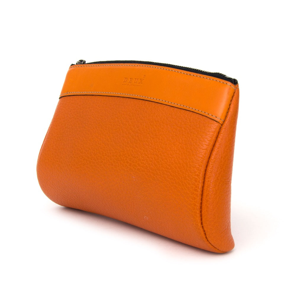 Authentieke Delvaux Deux Oranje Pochette clutch voor de juiste prijs bij LabelLOV vintage webshop. Delaux Deux Orange Pochette, clutch. Veilig online winkelen. Luxe, vintage, mode. Antwerpen, België.