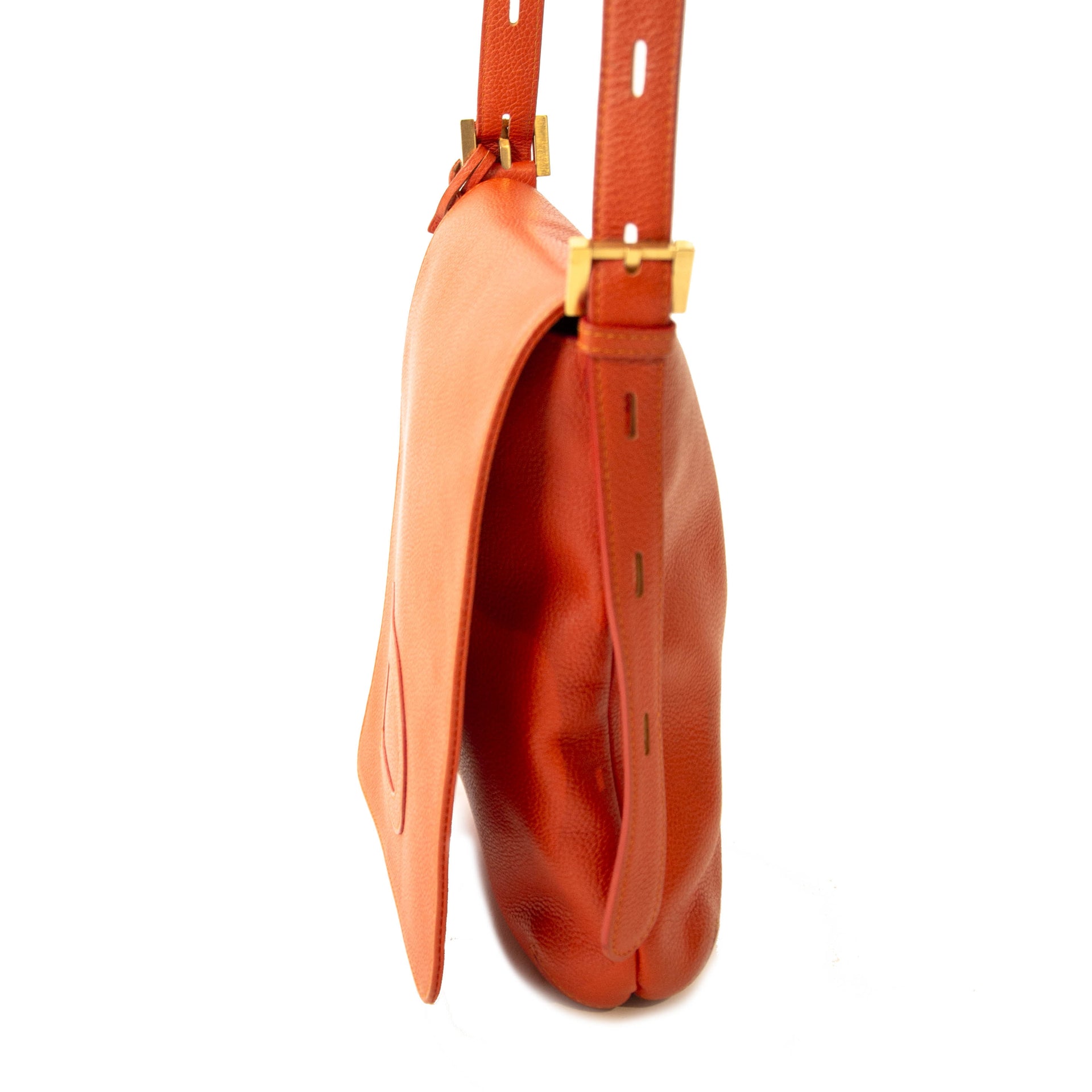 Delvaux Orange Louise Baudrier Cross Body Bag. Authentieke tweedehands Delvaux Louise Baudrier oranje leer. Juiste prijs, veilig online winkelen bij LabelLOV webshop. Luxe merken, winkelen Antwerpen, België mode fashion.