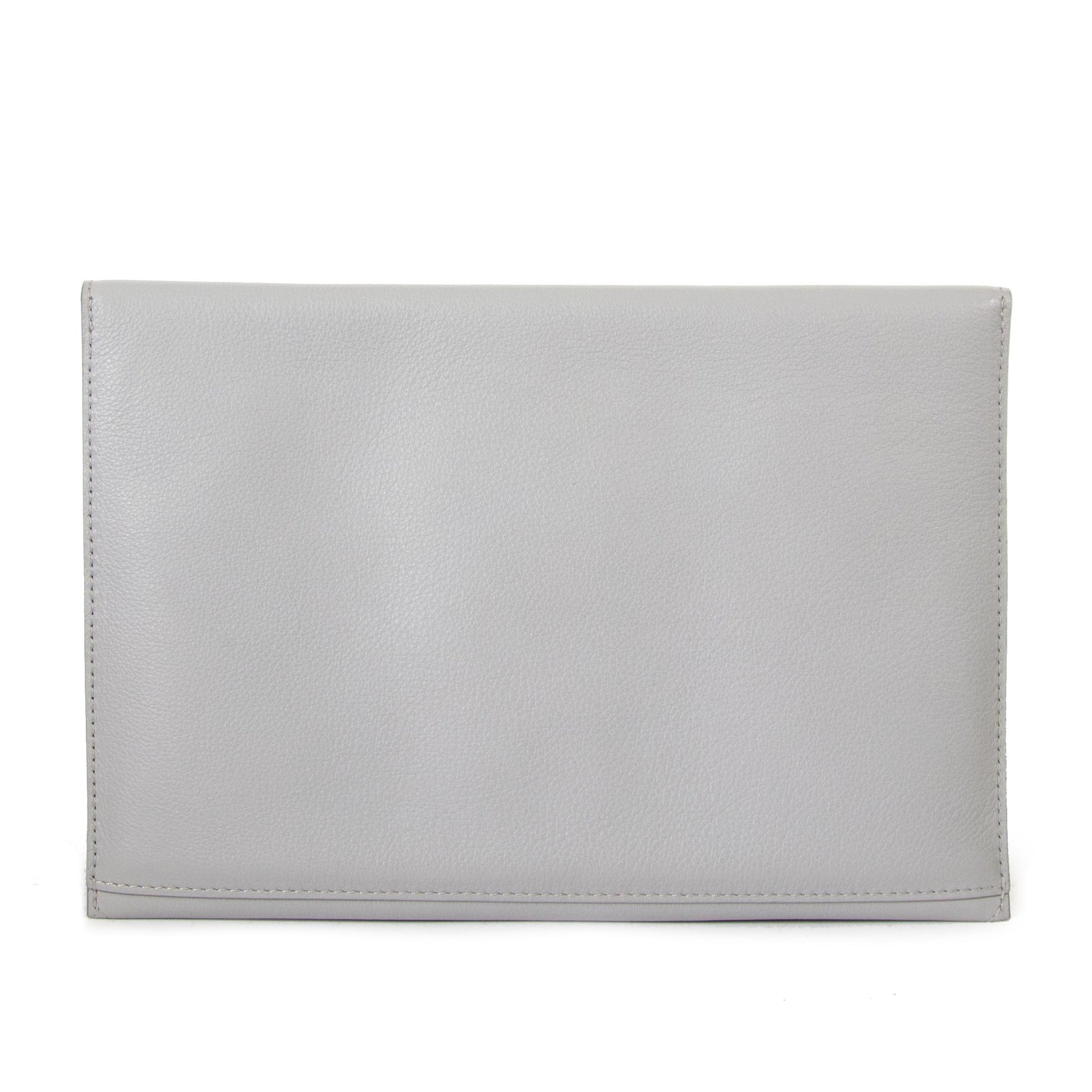 achetez Delvaux Light Grey Message Clutch chez labellov pour le meilleur prix