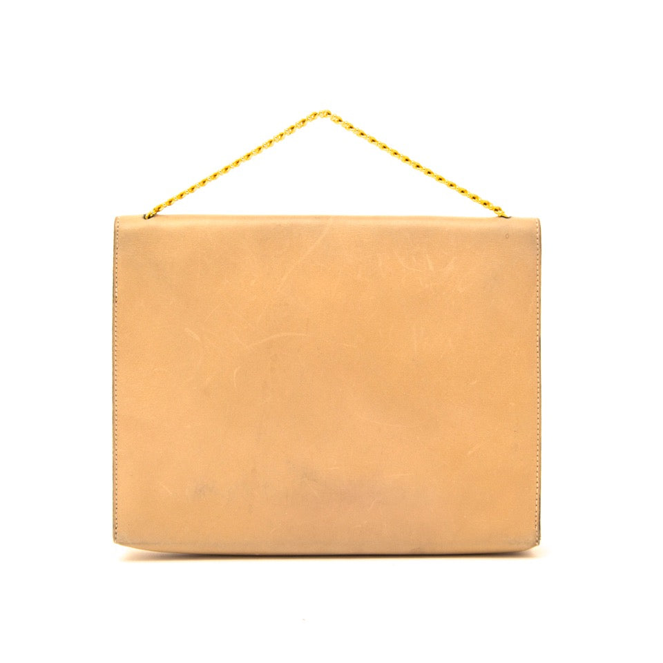 Authentieke Delvaux clutch in taupe met gouden ketting voor juiste prijs bij LabelLOV vintage webshop. second hand vintage Delvaux Taupe clutch gold chain. Veilig online winkelen. Luxe, vintage, mode. Antwerpen, België.