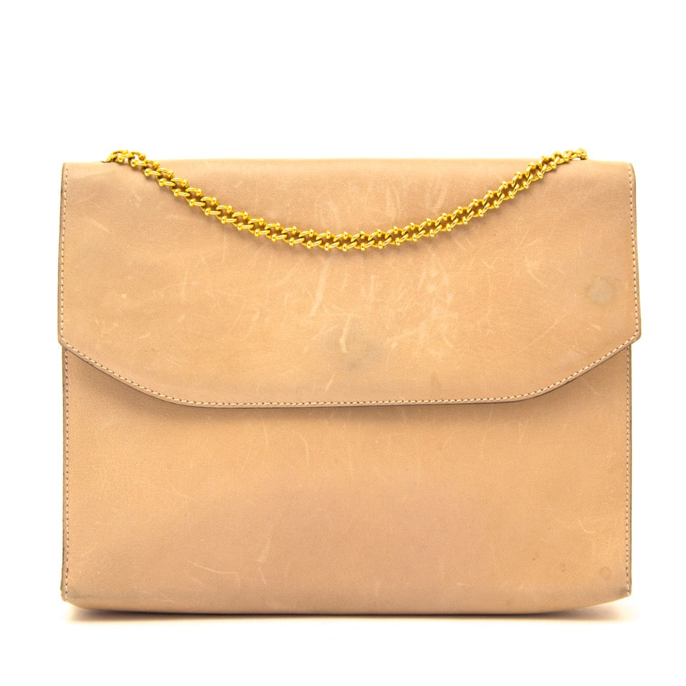 Authentieke Delvaux clutch in taupe met gouden ketting voor juiste prijs bij LabelLOV vintage webshop. second hand vintage Delvaux Taupe clutch gold chain. Veilig online winkelen. Luxe, vintage, mode. Antwerpen, België.