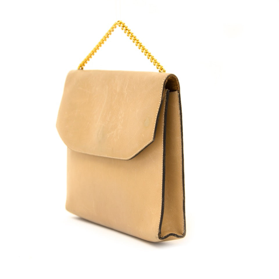 Buy Vintage Delvaux Taupe Clutch golden chain at the right price at LabelLOV vintage webshop. Luxe, vintage, fashion. Safe and secure online shopping. Antwerp, Belgium.