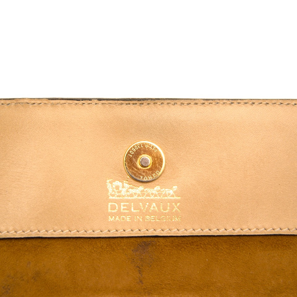 Buy Vintage Delvaux Taupe Clutch golden chain at the right price at LabelLOV vintage webshop. Luxe, vintage, fashion. Safe and secure online shopping. Antwerp, Belgium.