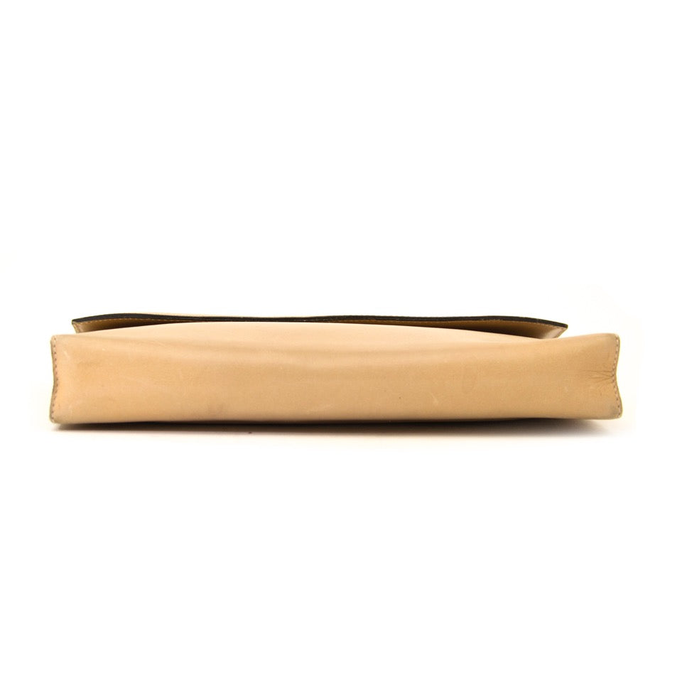 Authentieke Delvaux clutch in taupe met gouden ketting voor juiste prijs bij LabelLOV vintage webshop. second hand vintage Delvaux Taupe clutch gold chain. Veilig online winkelen. Luxe, vintage, mode. Antwerpen, België.