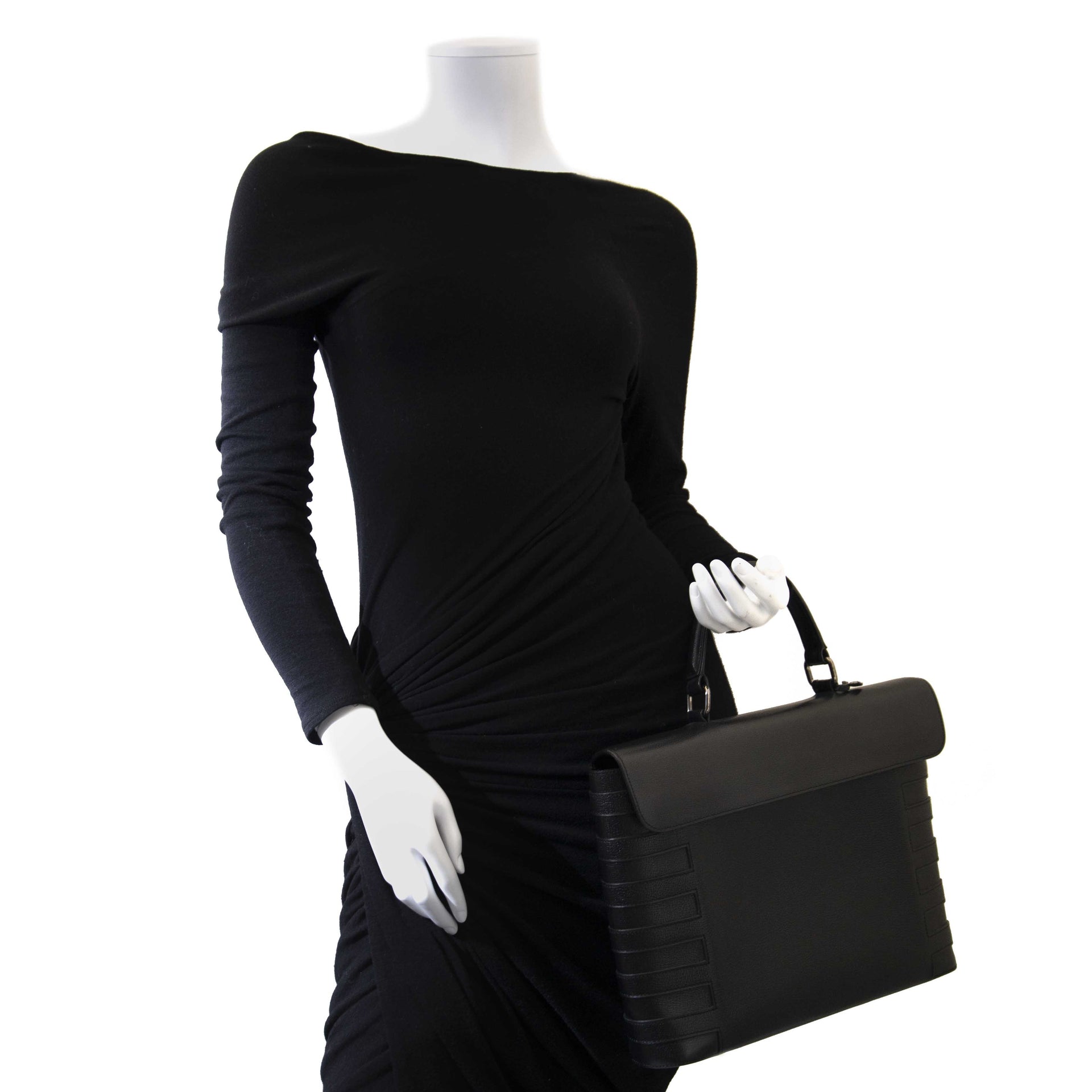 Buy authentic Delvaux briefcase at LabelLOV vintage webshop at the right price.