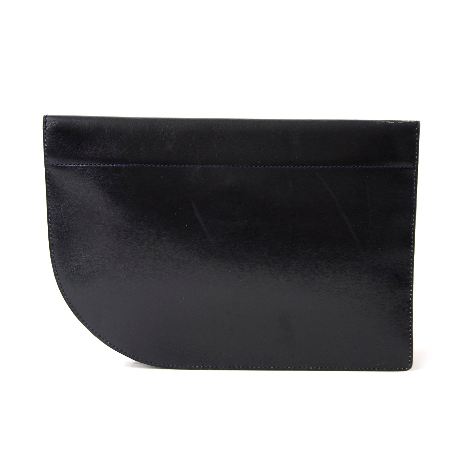 Op zoek naar een donkerblauwe lederen clutch van het merk Delvaux? Koop veilig online bij Labellov.