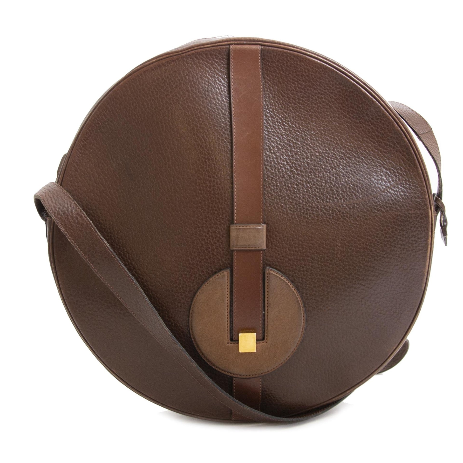 Delvaux Round Brown Leather Bag For the best price at LabelLov. Pour le meilleur prix à LabelLOV. Voor de beste prijs bij LabelLOV.