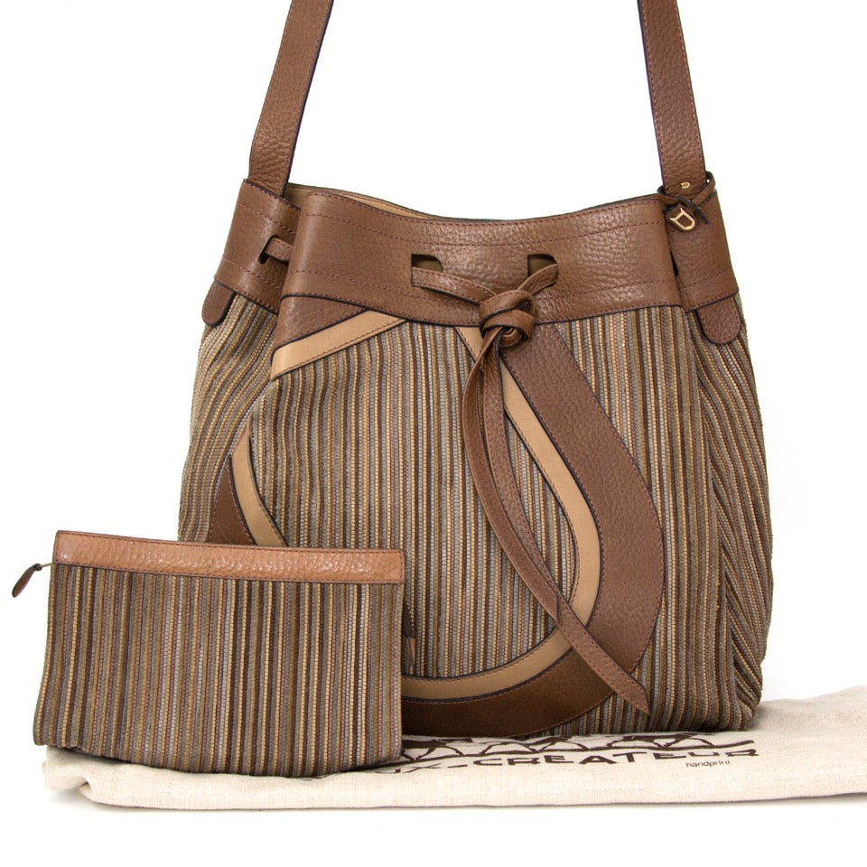 Buy Delvaux Toile de cuir shoulder bag at the right price at LabelLOV vintage webshop. Luxe, vintage, fashion. Safe and secure online shopping. Antwerp, Belgium.