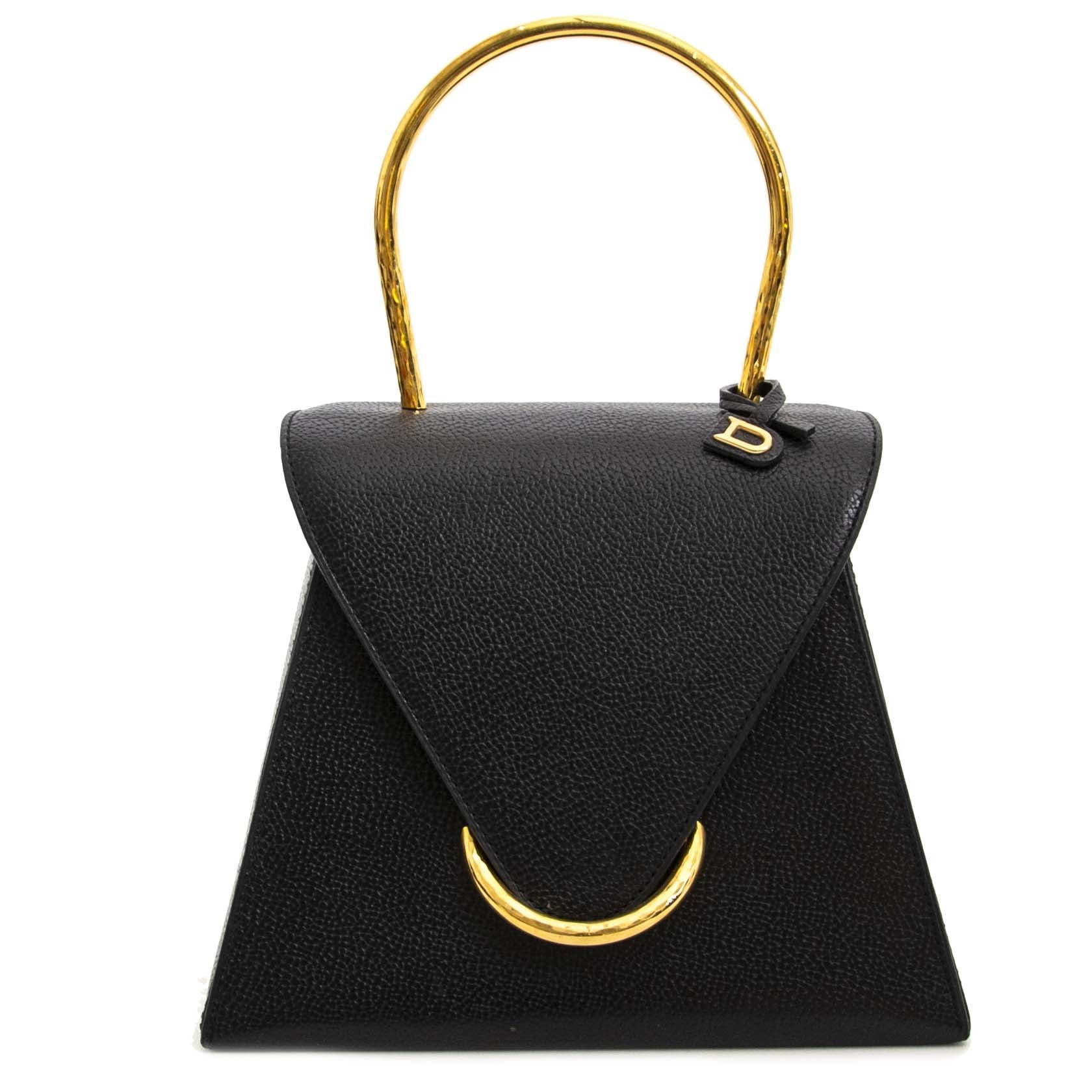 Bent u op zoek naar een authentieke Delvaux Triangel tas met gouden hengsel? Koop bij Labellov.