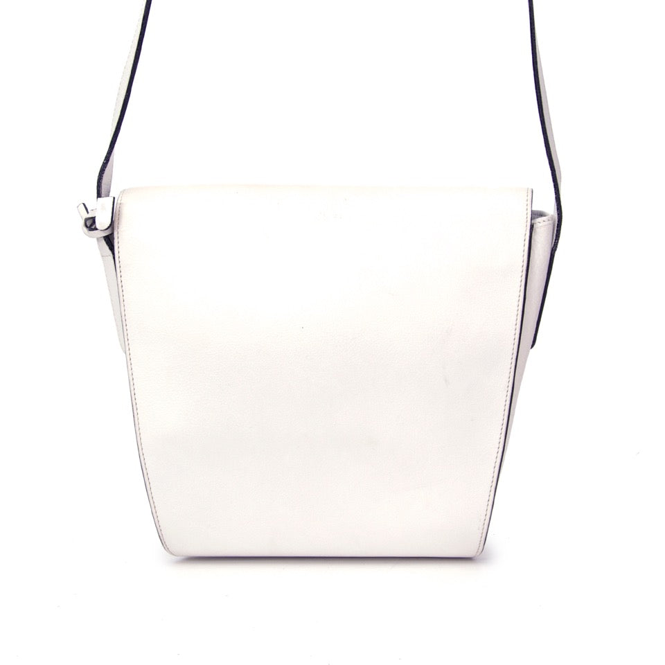 Authentieke Delvaux Witte shoudertas voor de juiste prijs bij LabelLOV vintage webshop. Delvaux White Shoulder bag. Veilig online winkelen. Luxe, vintage, mode. Antwerpen, België.