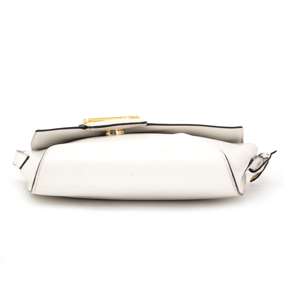 Authentieke Delvaux Witte shoudertas voor de juiste prijs bij LabelLOV vintage webshop. Delvaux White Shoulder bag. Veilig online winkelen. Luxe, vintage, mode. Antwerpen, België.