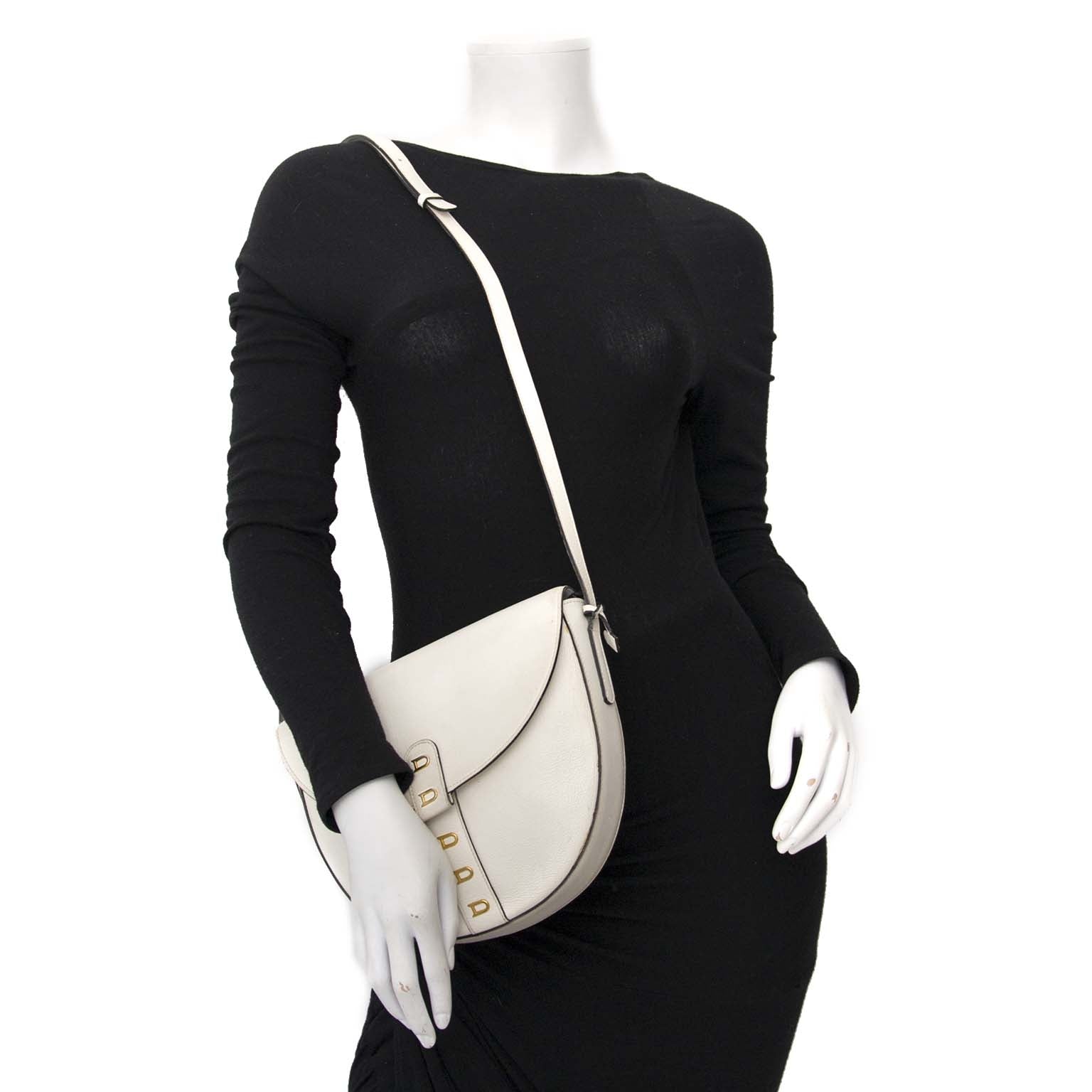 Delvaux White Leather Crossbody Saddle Bag Buy authentic designer Delvaux secondhand bags at Labellov at the best price. Safe and secure shopping. Koop tweedehands authentieke Delvaux tassen bij designer webwinkel labellov.