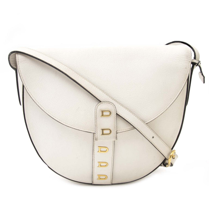 Delvaux White Leather Crossbody Saddle Bag Buy authentic designer Delvaux secondhand bags at Labellov at the best price. Safe and secure shopping. Koop tweedehands authentieke Delvaux tassen bij designer webwinkel labellov.