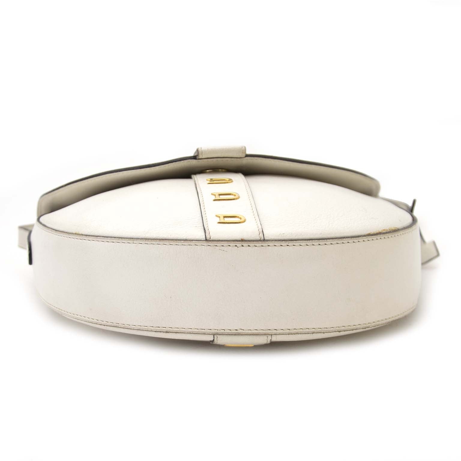 Delvaux White Leather Crossbody Saddle Bag Buy authentic designer Delvaux secondhand bags at Labellov at the best price. Safe and secure shopping. Koop tweedehands authentieke Delvaux tassen bij designer webwinkel labellov.