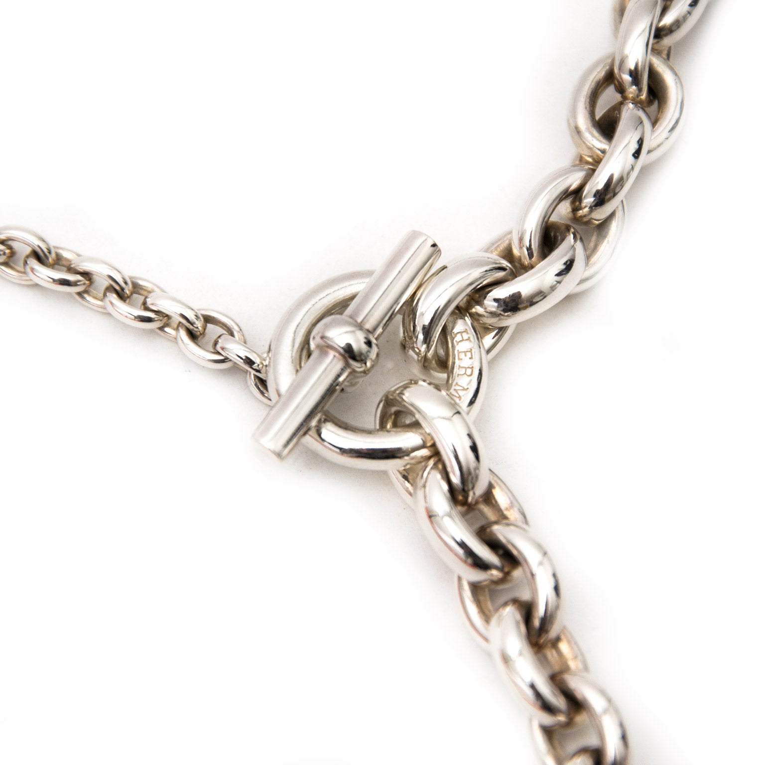Koop en verkoop uw designer handtassen en juwelen tegen de beste prijs bij labellov.com