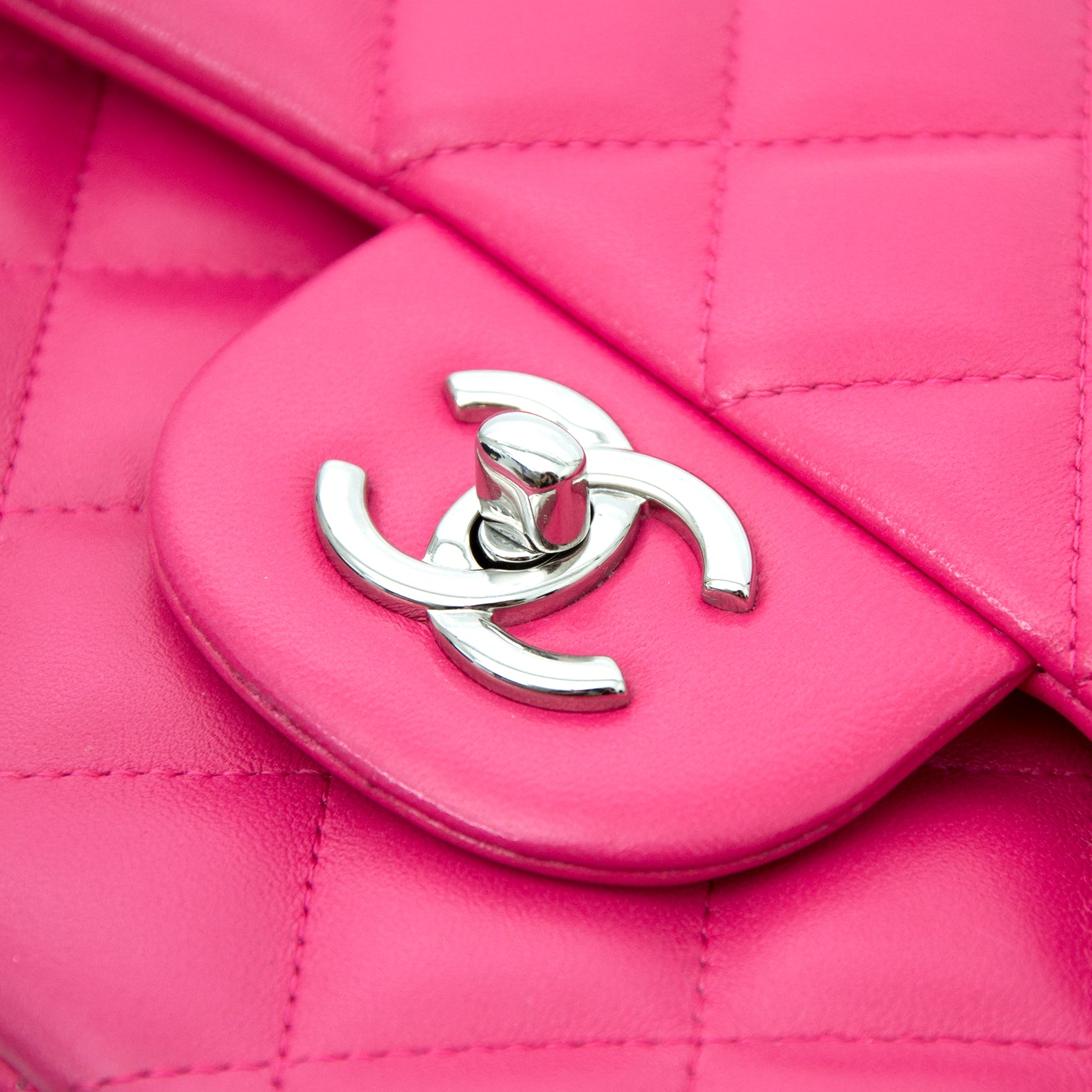 koop veilig online an de beste prijs jou tweedehands worldwide shipping best price rare limited secondhand sold out limited 2014 collection Chanel Metallic Patent Fuchsia New Medium Boy Bag in perfecte staat