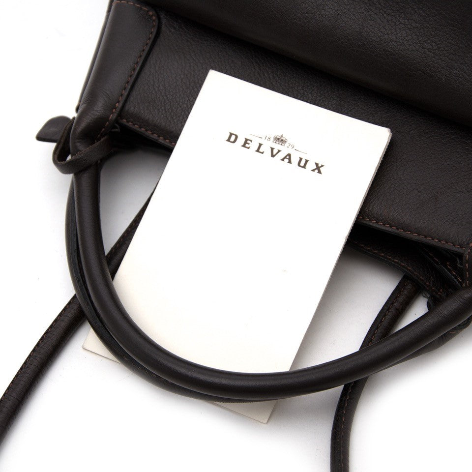 Vintage Delvaux handbag for the best price at Labellov webshop. Safe and secure online shopping with 100% authenticity. Vintage Delvaux sac à main pour le meilleur prix.
