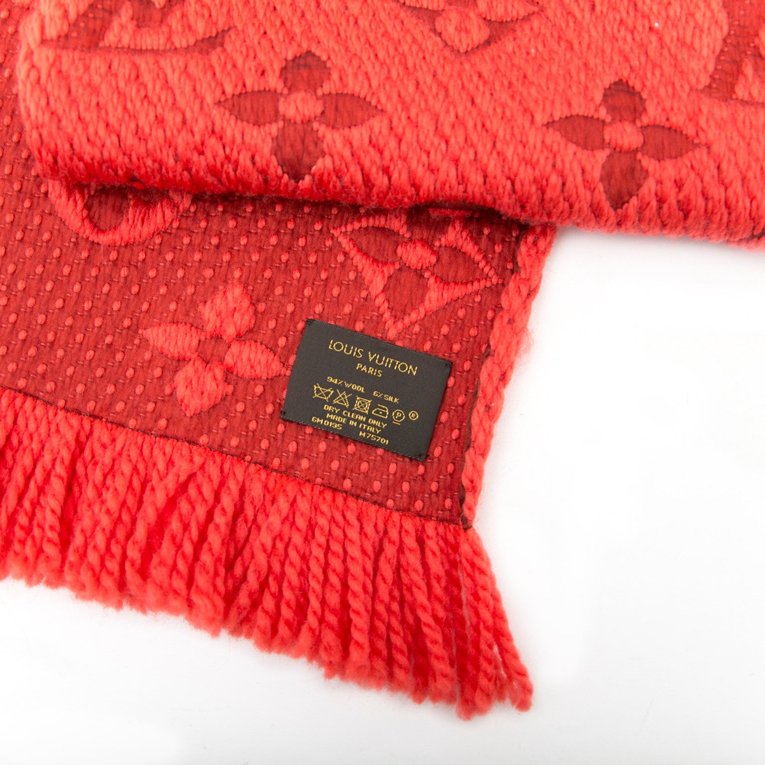 Vintage Louis Vuitton Corail Logomania Scarf for the best price at Labellov webshop. Safe and secure online shopping with 100% authenticity. Vintage Louis Vuitton Corail Logomania écharpe pour le meilleur prix.