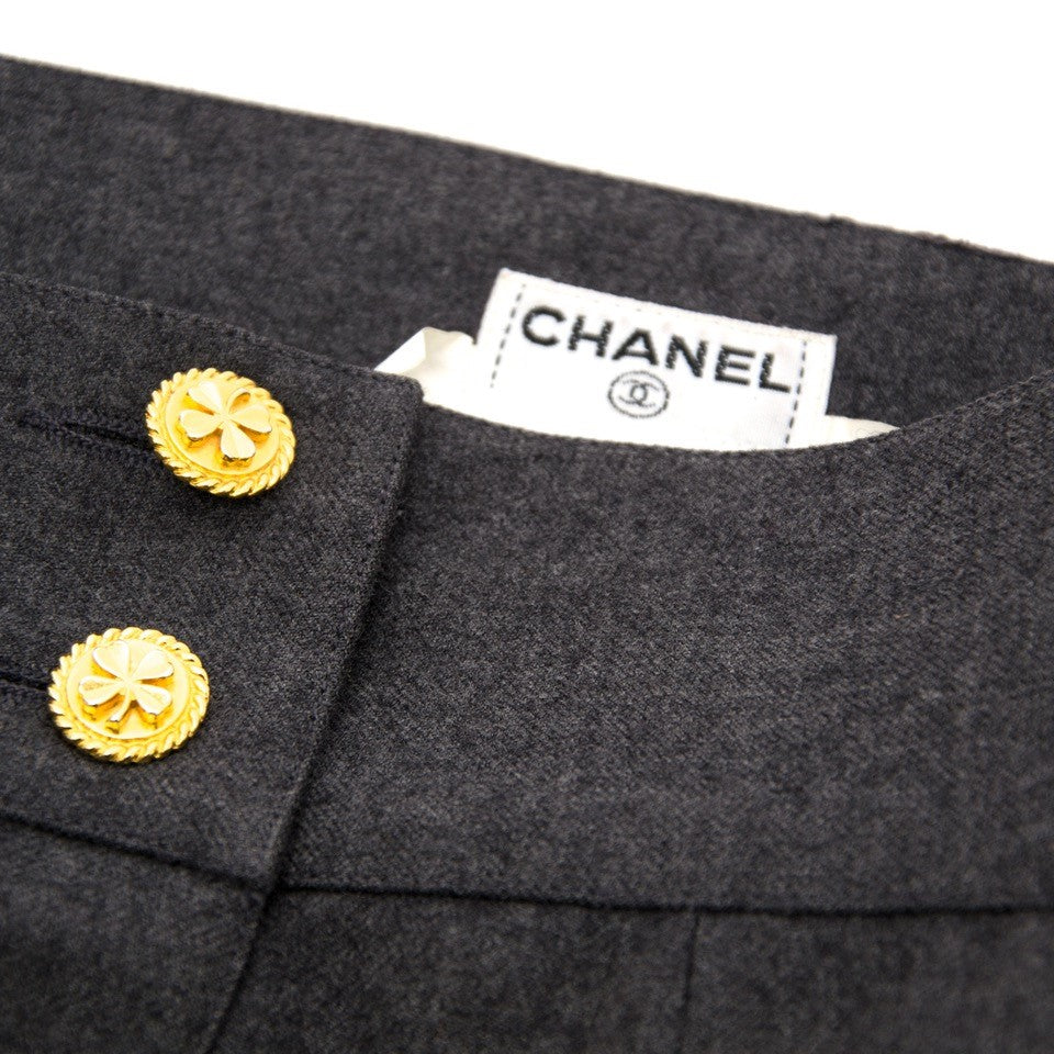 Vintage Chanel skirt for the best price at Labellov webshop. Safe and secure online shopping with 100% authenticity. Vintage Chanel jupe pour le meilleur prix.