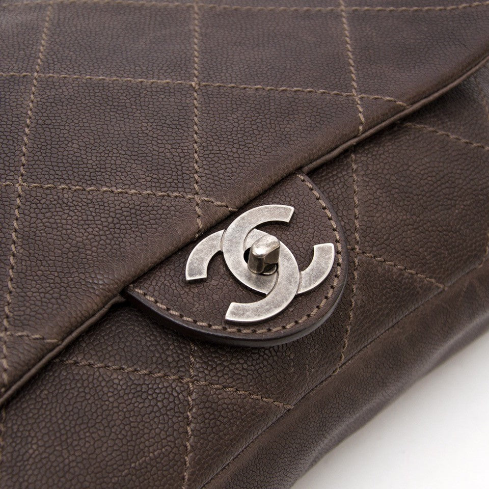 Searching for the perfect timeless Chanel flap bag? We buy and sell your 100% authentic bags and accessories for the best price. Zoekt u de ideale tijdloze Chanel tas? Wij kopen en verkopen uw 100% authentieke handtassen en accessoires voor de beste prijs