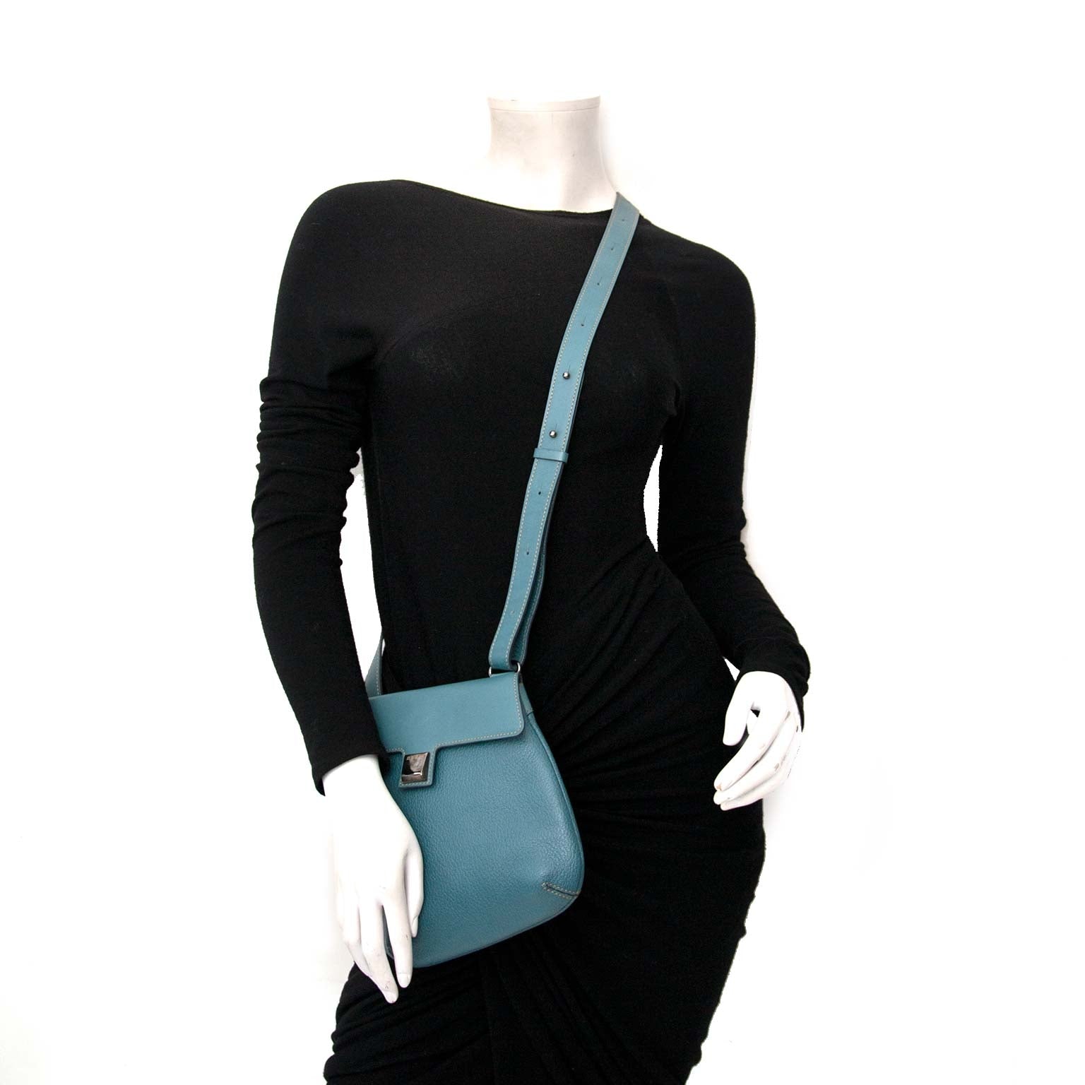Delvaux Cyan Caviar Leather Crossbody Satchel Buy authentic designer Delvaux secondhand bags at Labellov at the best price. Safe and secure shopping. Koop tweedehands authentieke Delvaux tassen bij designer webwinkel labellov.
