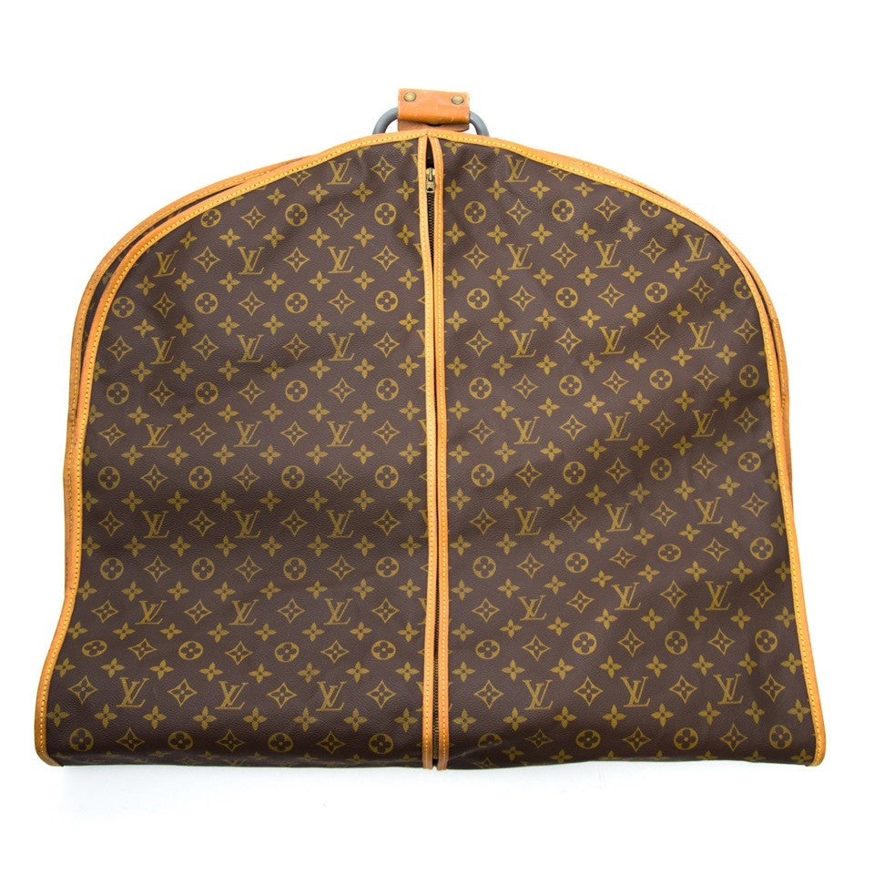 Vintage Louis Vuitton Garment cover bag for the best price at Labellov webshop. Safe and secure online shopping with 100% authenticity. Vintage Louis Vuitton couvre-vètements sac pour le meilleur prix.