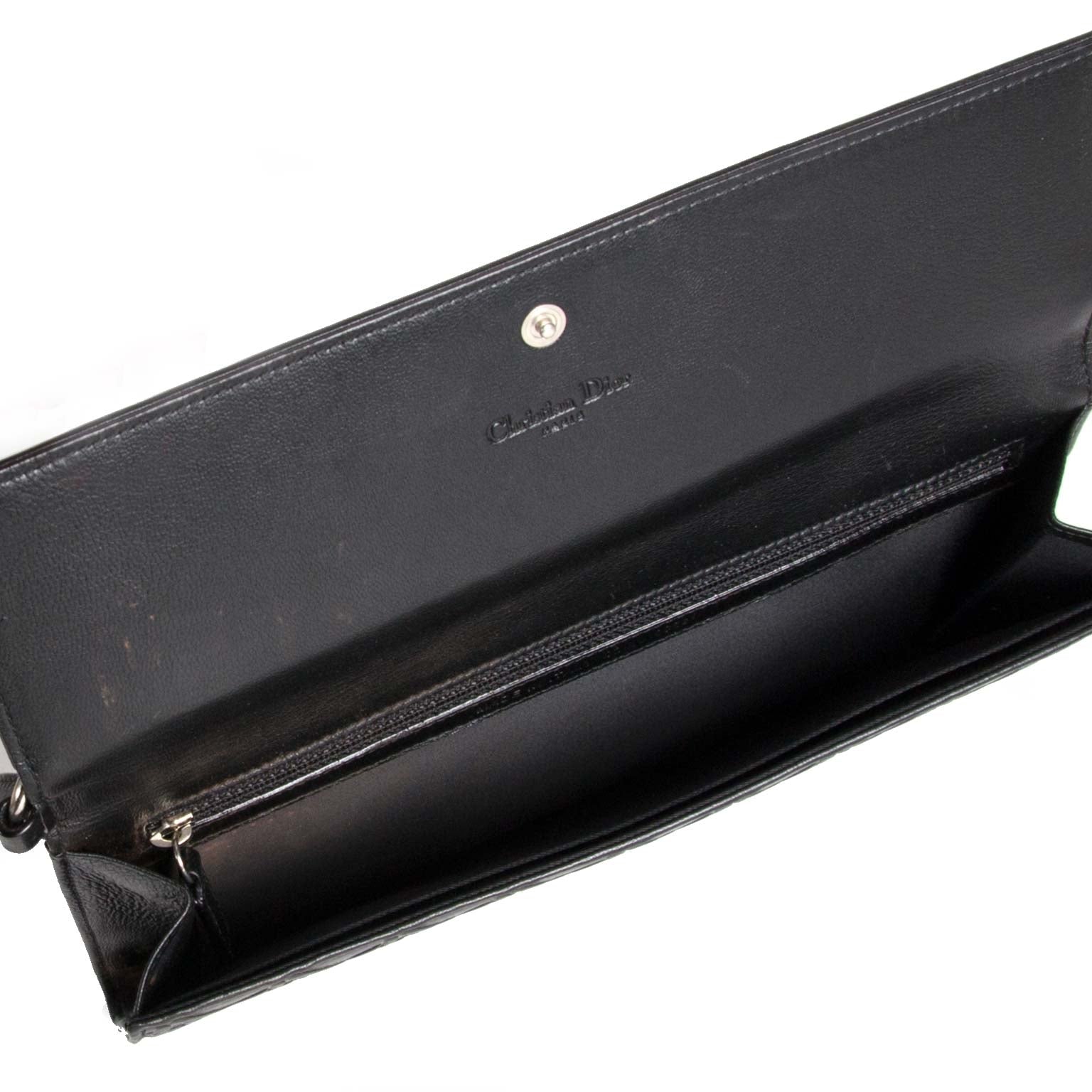 Christian Dior Black Leather Clutch Koop en verkoop uw authentieke designer handtassen aan de beste prijs bij Labellov