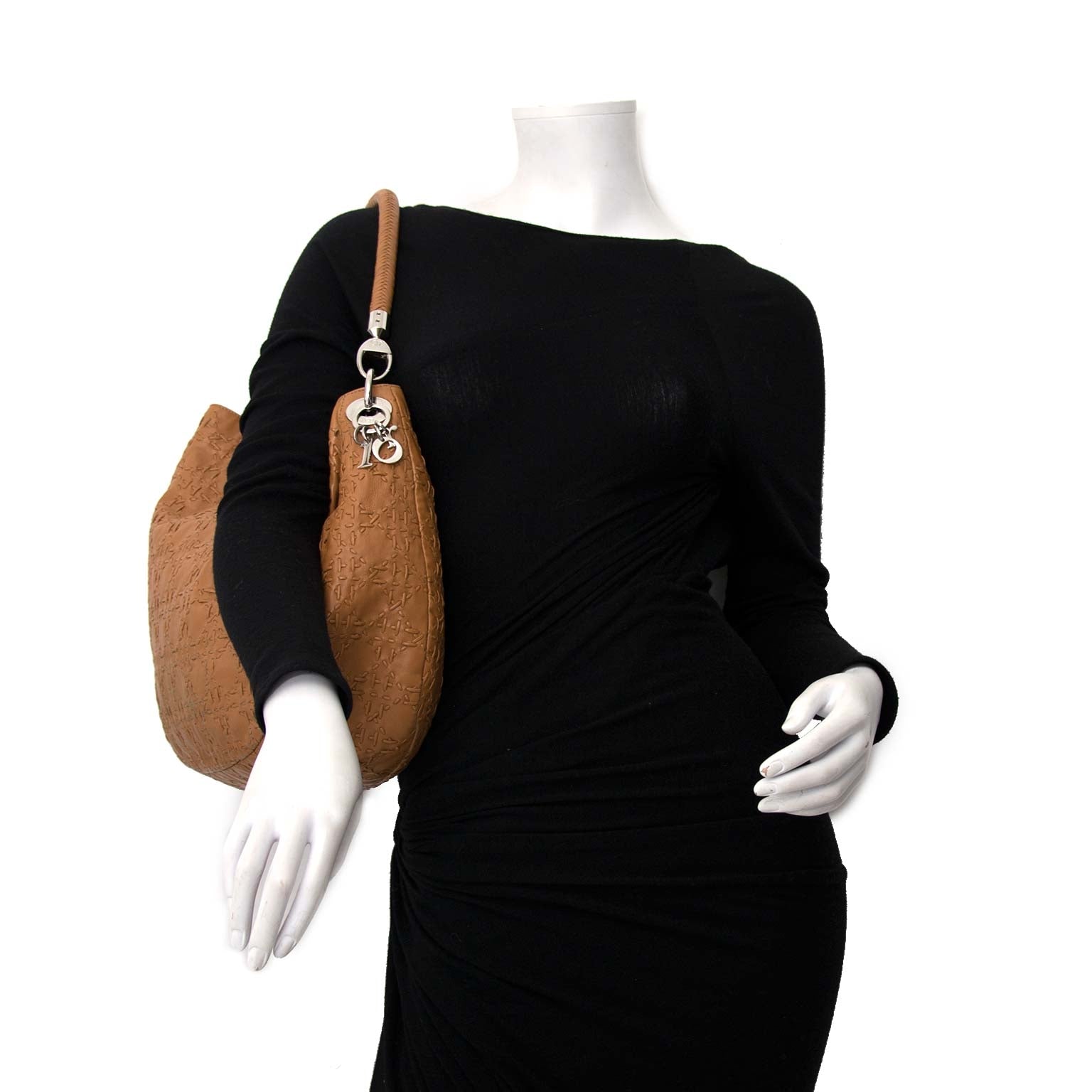 Dior Cognac Leather Shoulder Bag Buy authentic designer Dior secondhand bags at Labellov at the best price. Safe and secure shopping. Koop tweedehands authentieke Dior tassen bij designer webwinkel labellov.