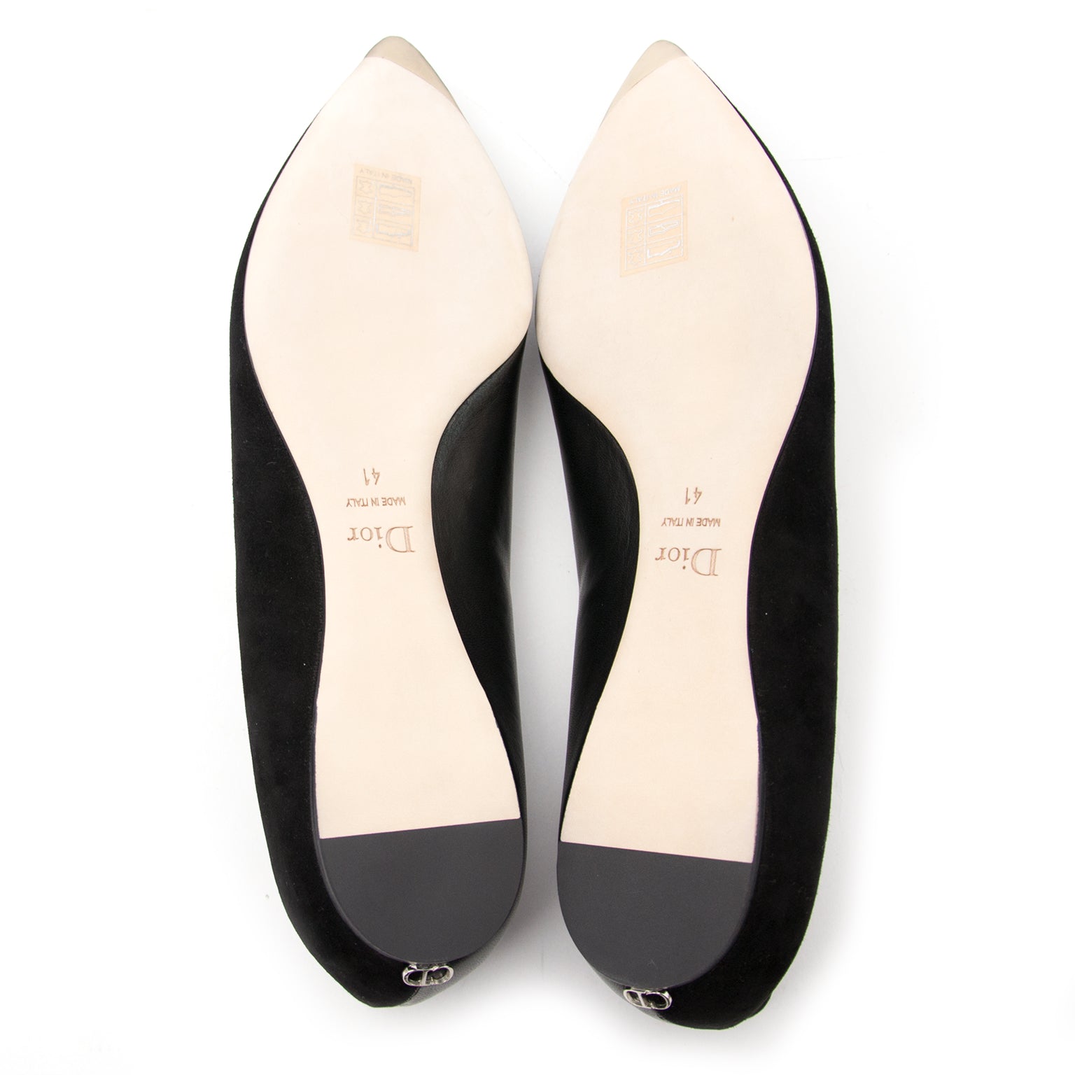 Buy and sell your preloved designer shoes for the best rates online at Labellov luxury
