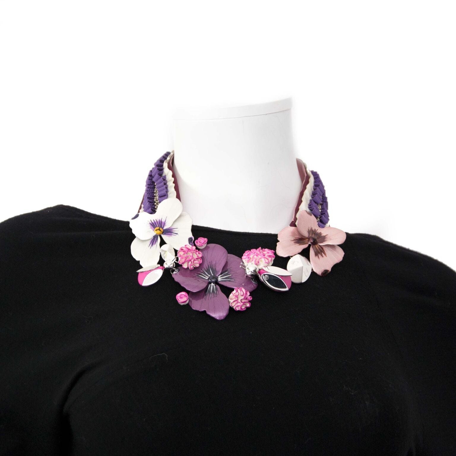 Collier Dior trés unique avec des fleurs