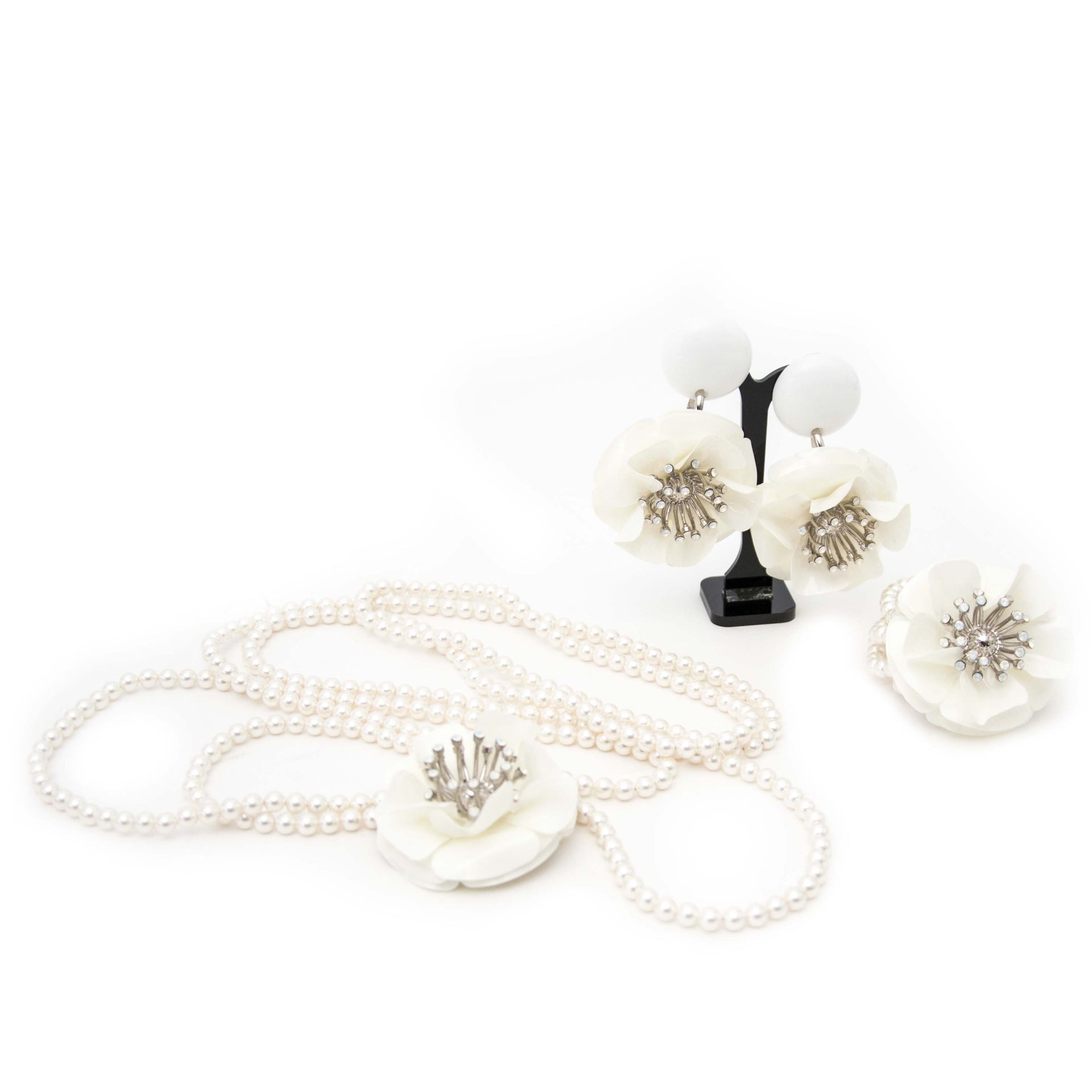 acheter en ligne Miu Miu White Flower Necklace, Earring, Bracelet Set