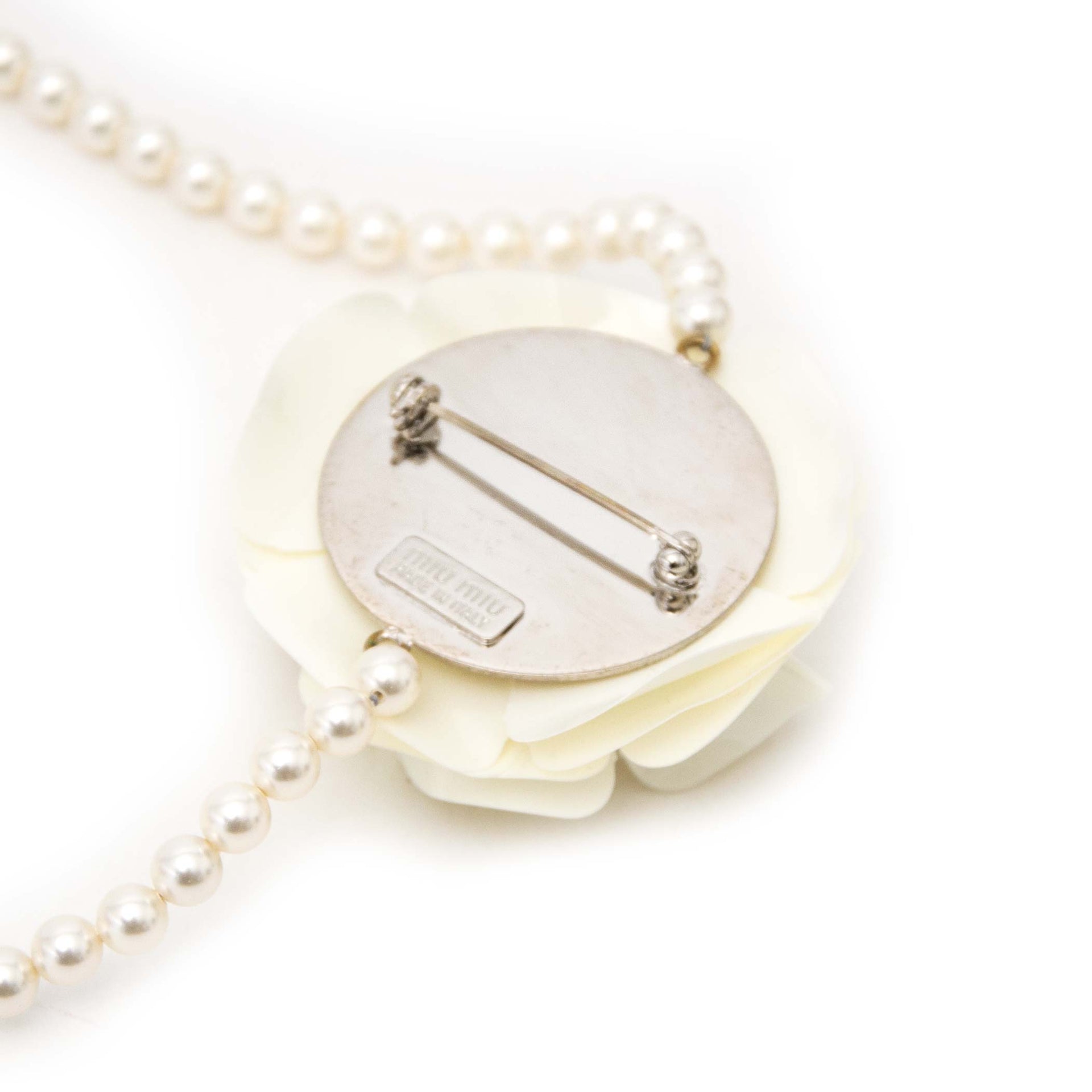 koop veilig online aan de beste prijs Miu Miu White Flower Necklace, Earring, Bracelet Set