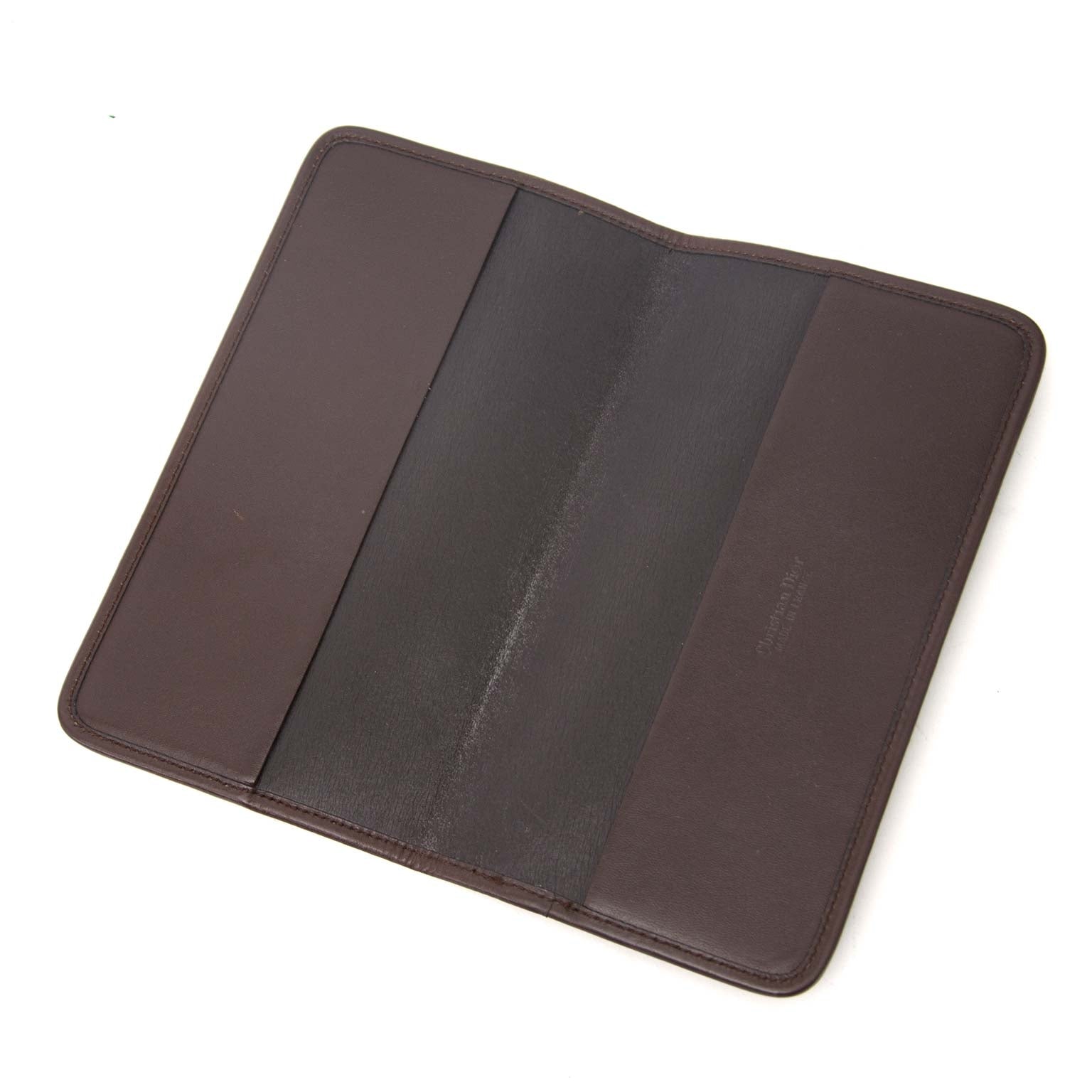 Dior Vintage Monogram Pattern Passport Holder Buy authentic designer secondhand passport holder accessories at Labellov at the best price. Safe and secure shopping. Koop tweedehands authentieke Dior accessoires lederwaren paspoorthouder bij labellov