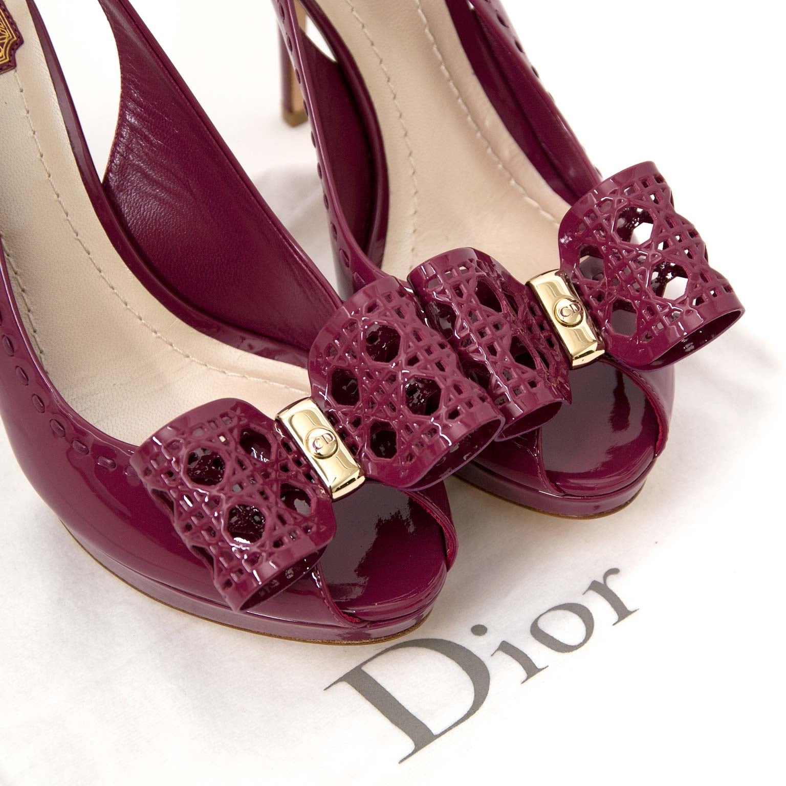 Labellov vintage fashion webshop with dior patent bow heels