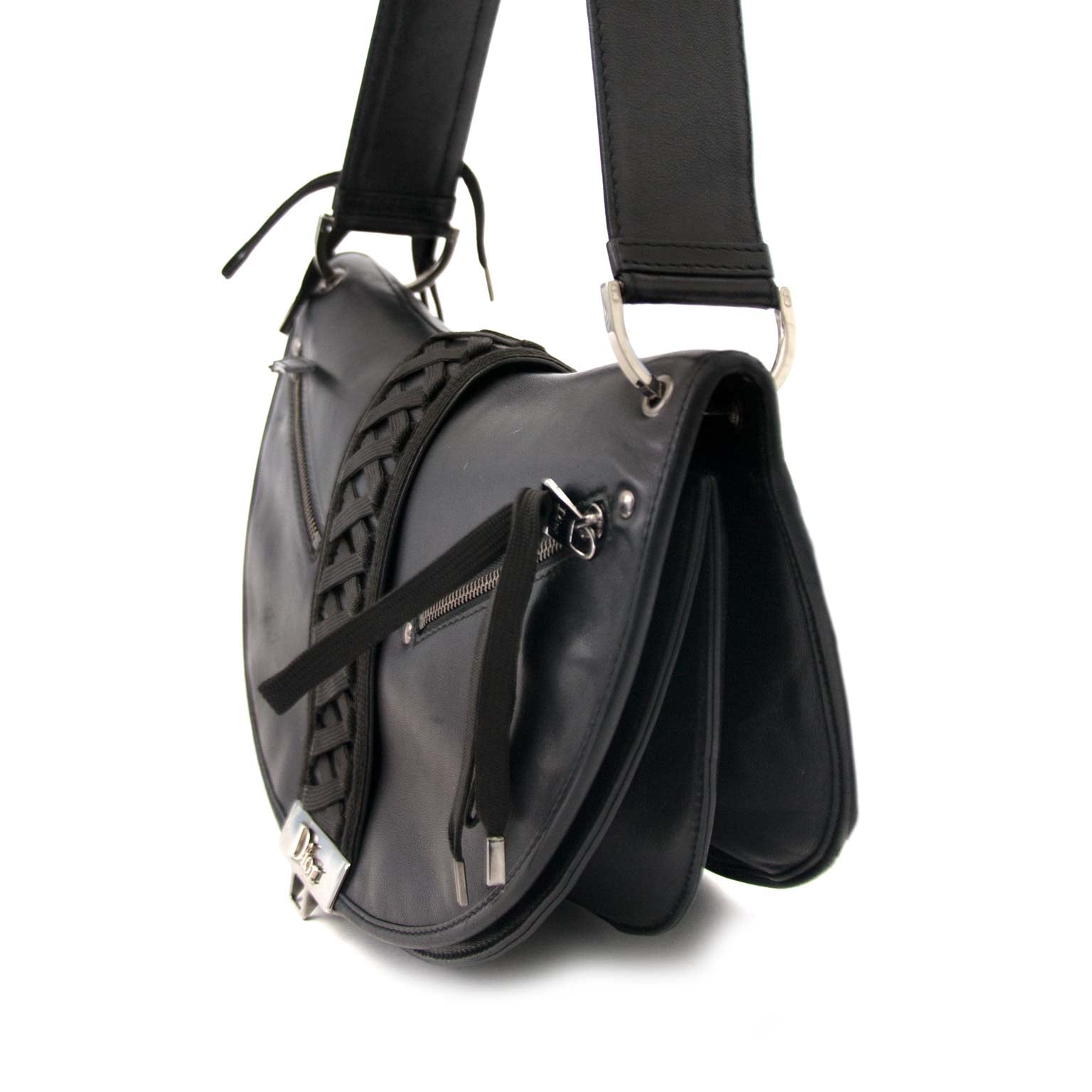 Dior Black Leather Saddle Bag Buy authentic designer Dior secondhand bags at Labellov at the best price. Safe and secure shopping. Koop tweedehands authentieke Dior tassen bij designer webwinkel labellov.
