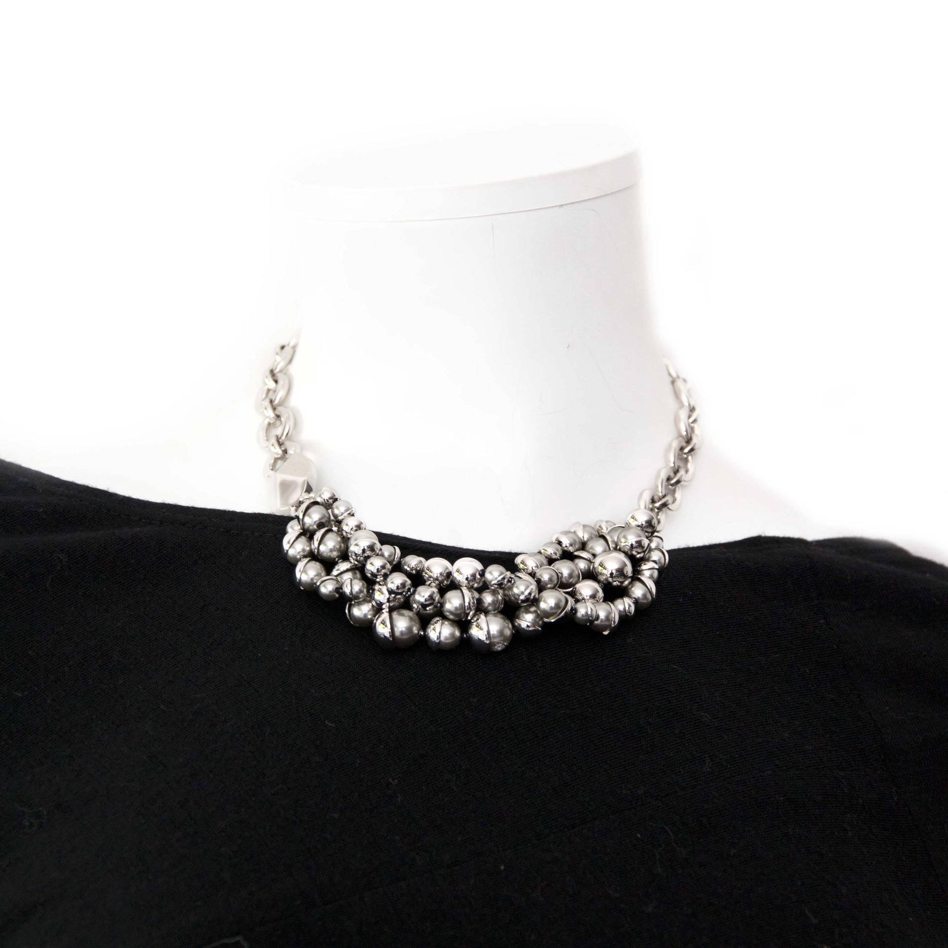 Achetez des accessoires des grands marques pour le meilleur prix chez Labellov à Anvers Dior Silver Toned Pearls Collier