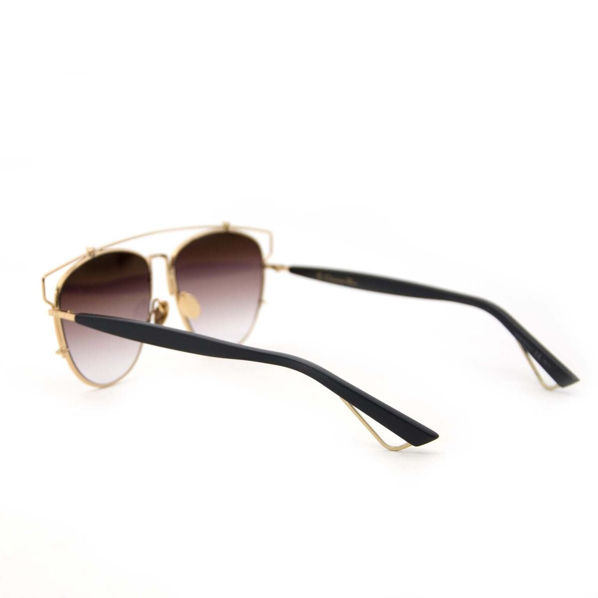 Achetez un authentique Dior technologic lunettes de soleil pour le bon prix chez LabelLOV.