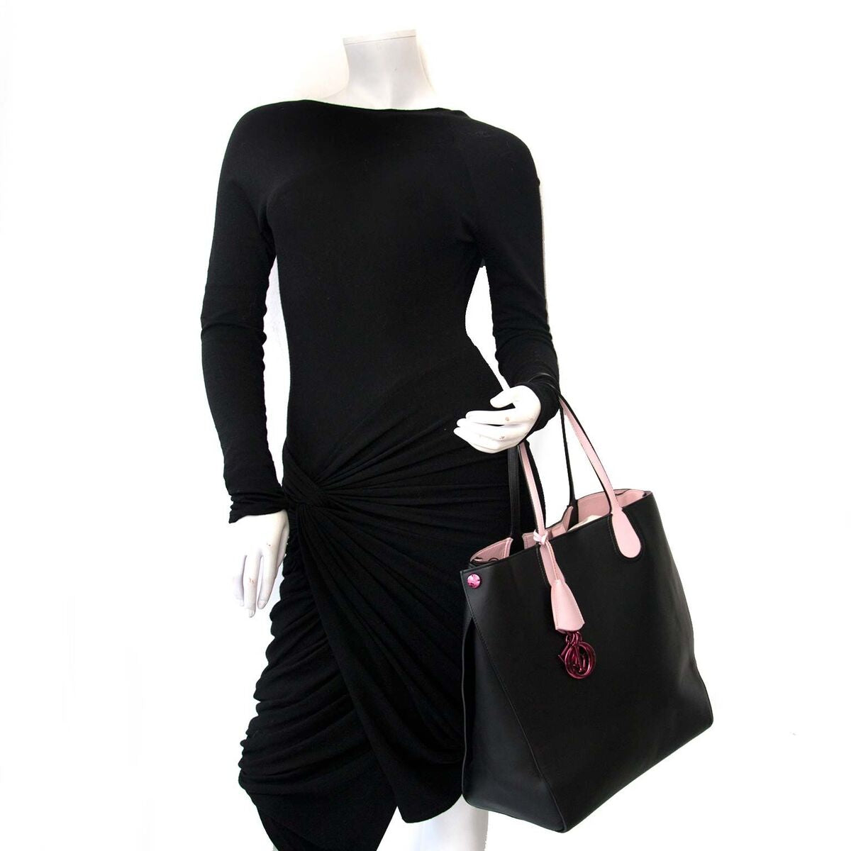 Kaufen Sie authentische Second Hand Dior Black und Pink Tasche zu einem fairen Preis bei LabelLOV. Sicheres Online-Shopping.