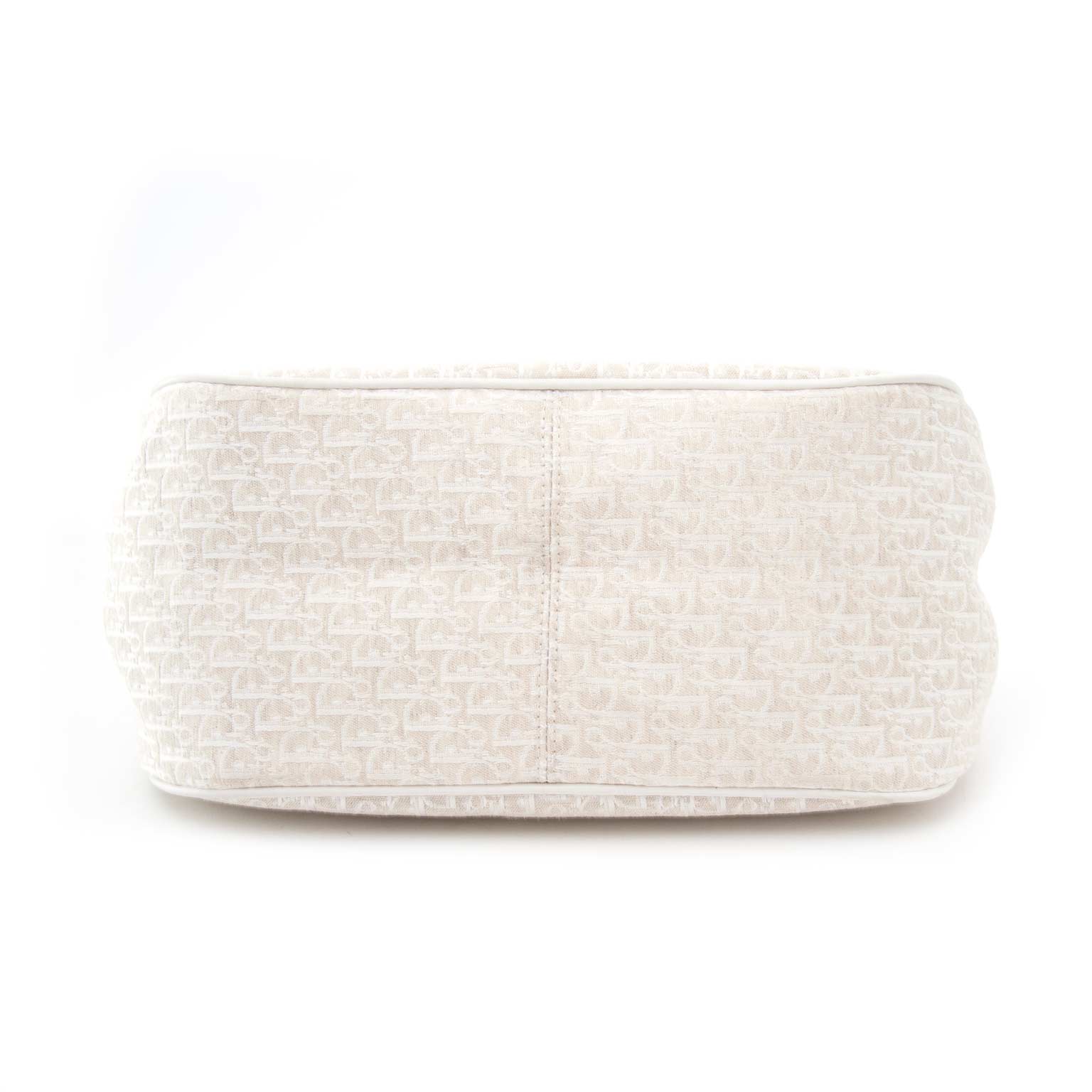 Bent u op zoek naar een originele Dior tas in wit? Koop veilig en met vertrouwen bij Labellov.