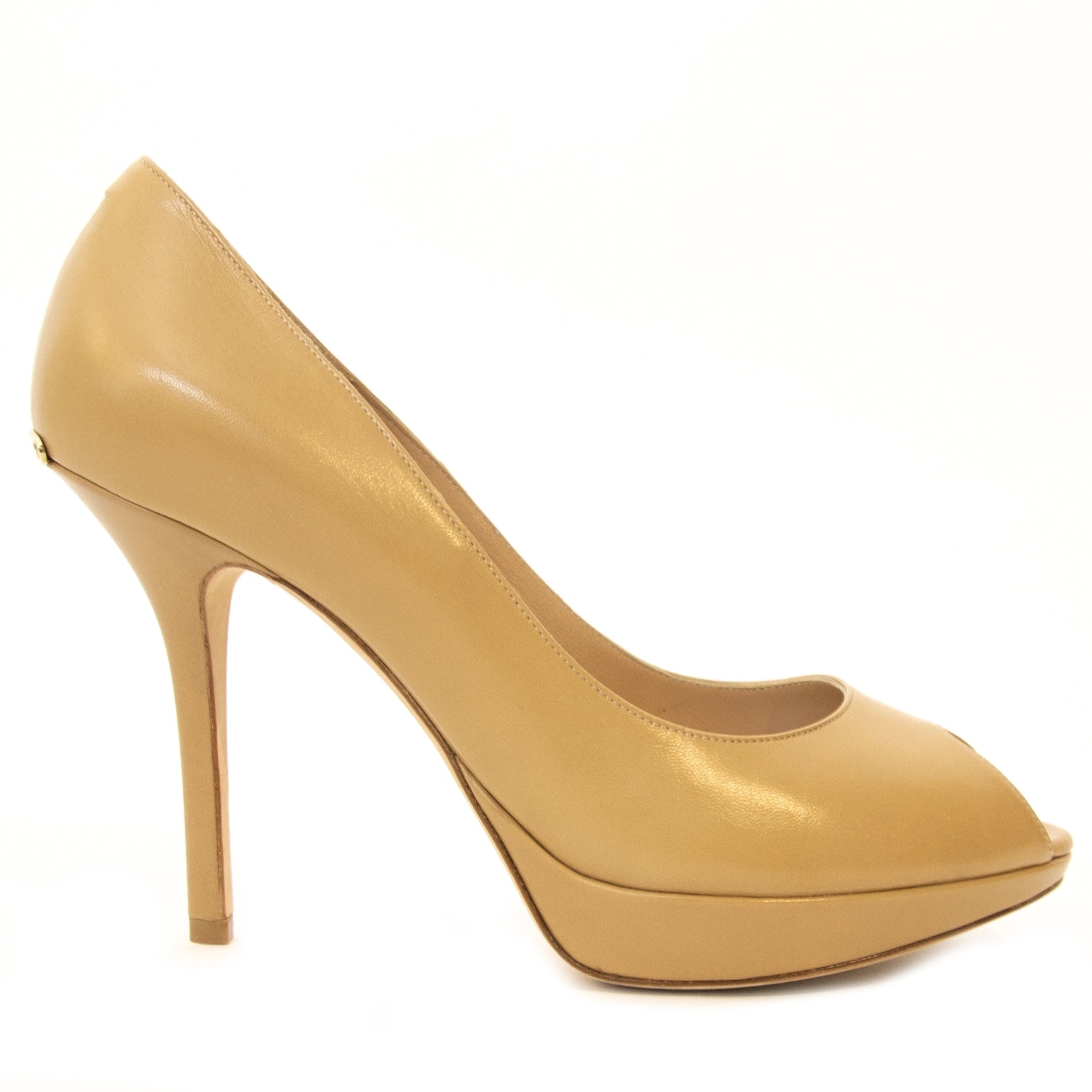 Christian Dior Beige Peep-toe Pumps - Size 39 Buy and sell vintage handbags and fashion accessories at Labellov Antwerp. Koop en verkoop handtassen bij Labellov Antwerpen, webshop en winkel. Betaal veilig en eerlijk. Vente et achat de sac a mains vintage