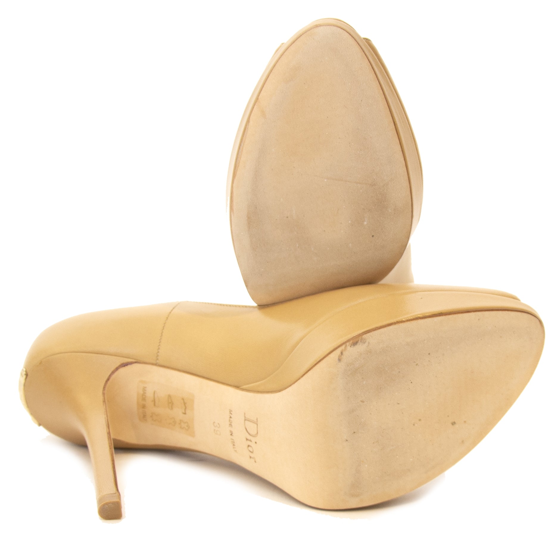 Christian Dior Beige Peep-toe Pumps - Size 39 Buy and sell vintage handbags and fashion accessories at Labellov Antwerp. Koop en verkoop handtassen bij Labellov Antwerpen, webshop en winkel. Betaal veilig en eerlijk. Vente et achat de sac a mains vintage