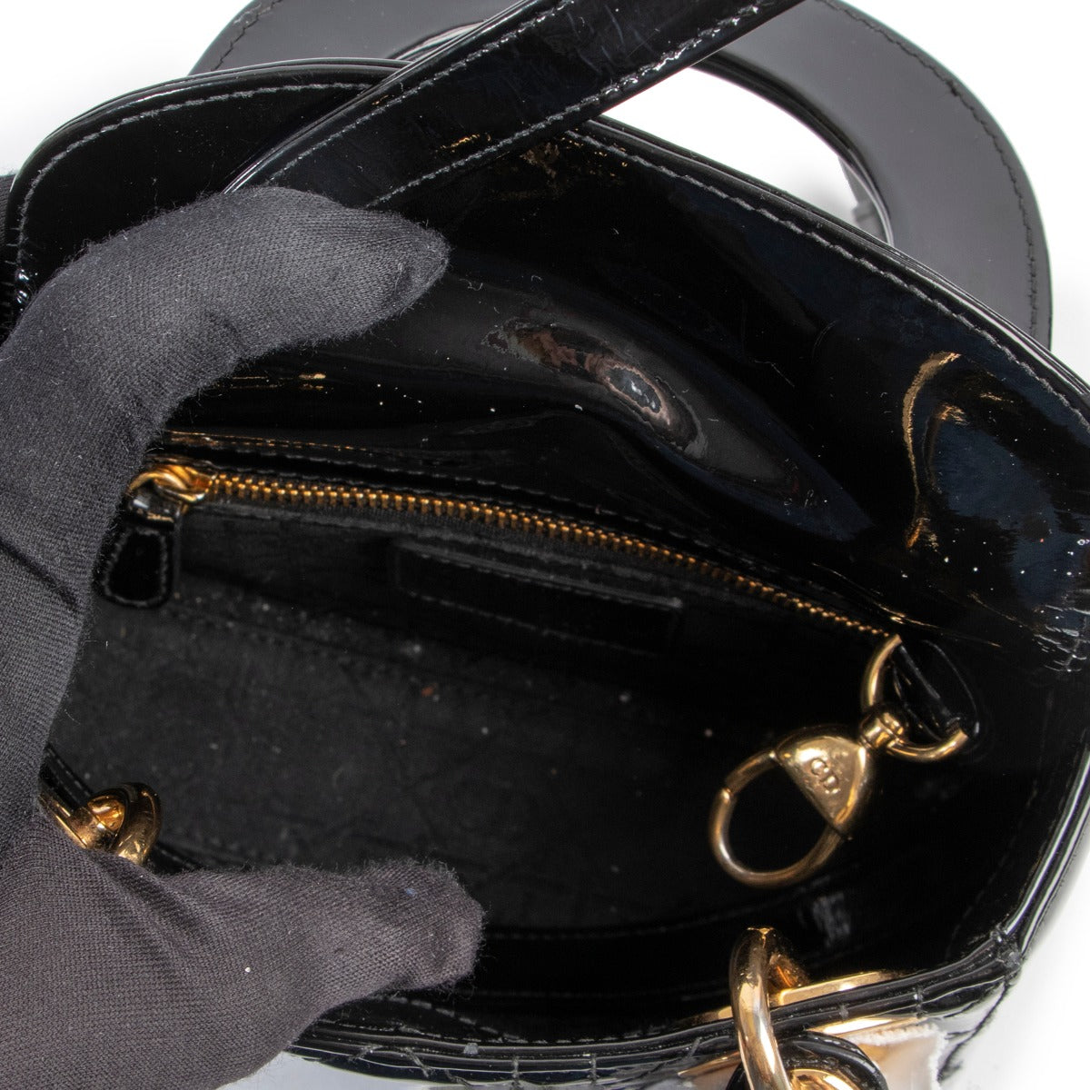 Get this Christian Dior Black Patent Mini Lady Dior at Labellov. Buy and sell your designer items online or in store for a reasonable price and in good condition.