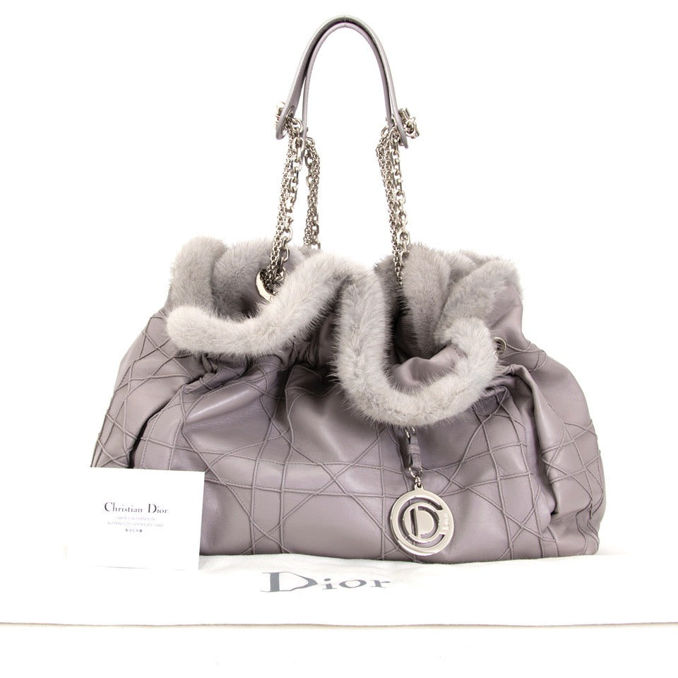 koop veilig online aan d beste prijs Christian Dior Grey Shoulder Bag with Fur net als nieuw 100% authentiek