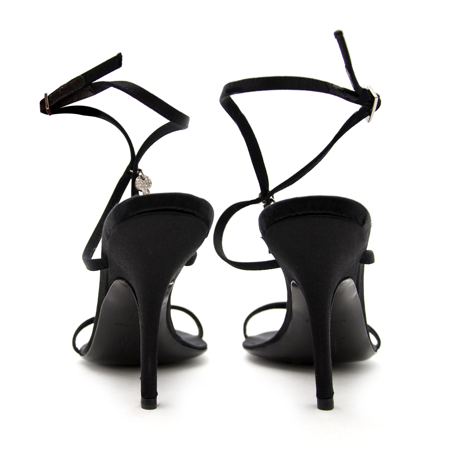 Bent u opzoek naar Dior Black Satin Heels - Size: 36?