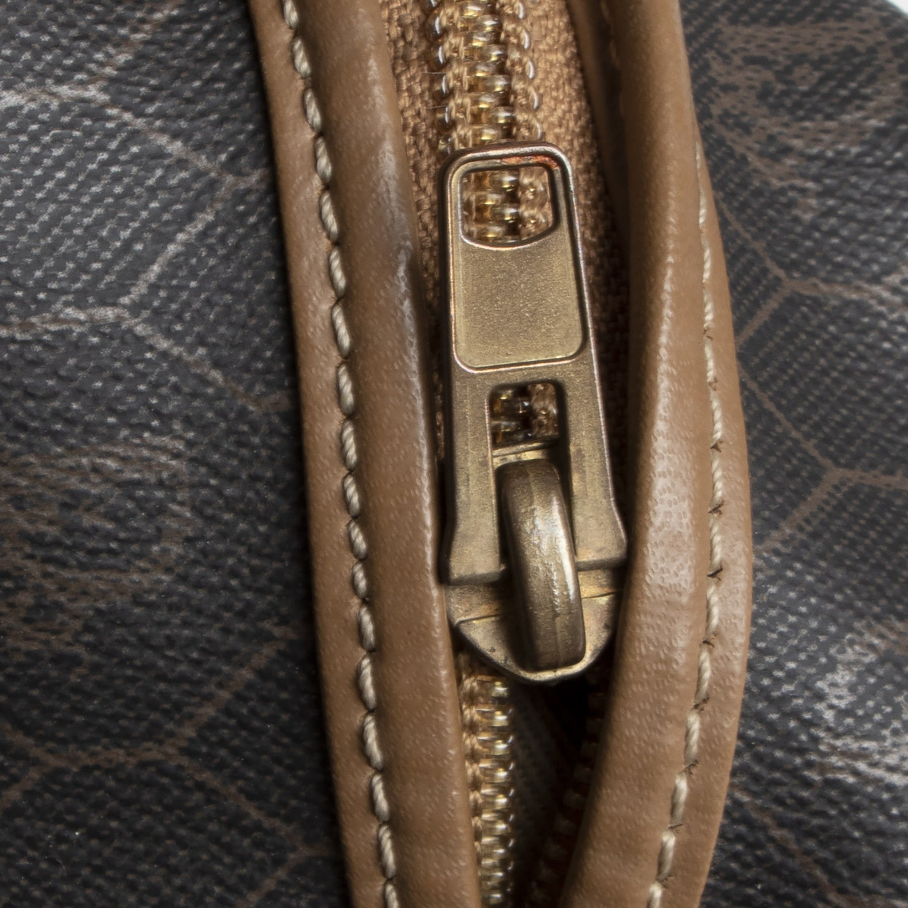 Authentique seconde-main vintage Dior Grey Honeycomb Travel Bag achète en ligne webshop LabelLOV